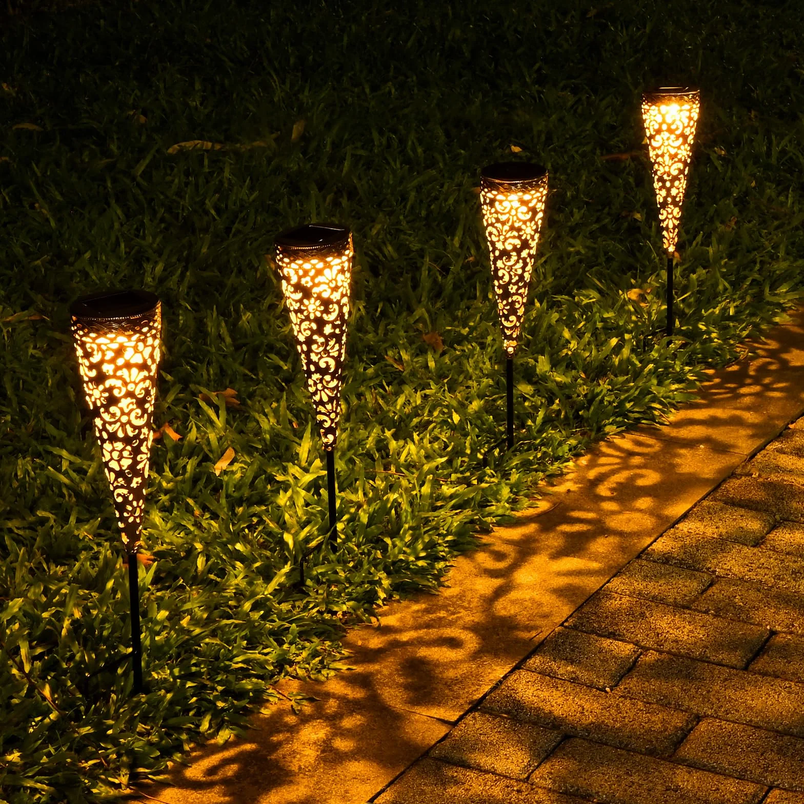 Zewnętrzne lampy słoneczne, GuKKK 4 sztuki Vintage Metalowe lampy słoneczne, 800 mAh Solar Light z wysuwanym stojakiem Wodoodporne IP65, Solarne oświetlenie ogrodowe LED Ciepłe białe z dekor