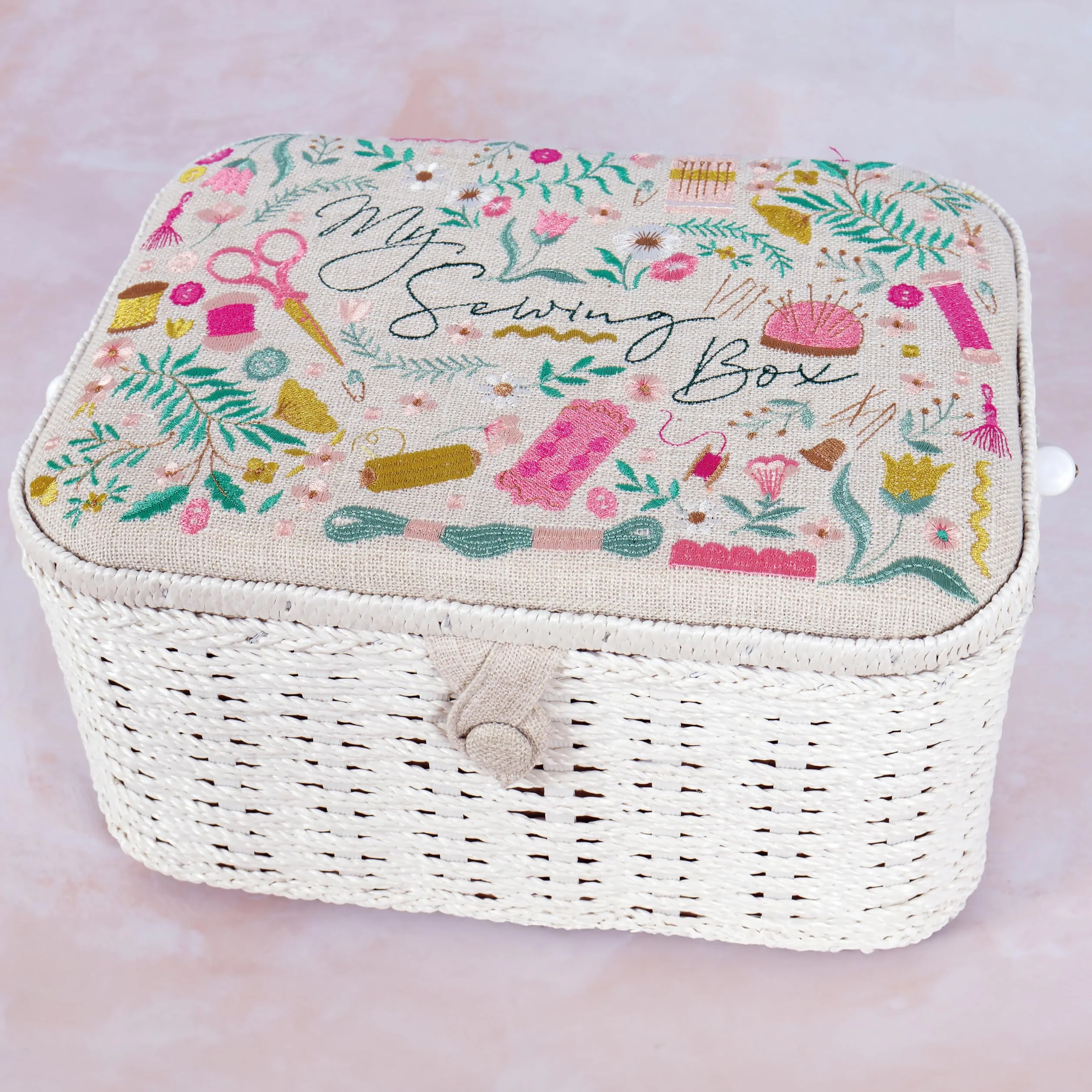Hobby Gift Owalna skrzynka na przybory do szycia - duża, wygląd bawełny i lnu, haftowany wzór „Ma Couture”, boki i uchwyt z wikliny, wewnętrzna tacka, kieszeń i poduszka na szpilki, 23,5x31,5x16cm