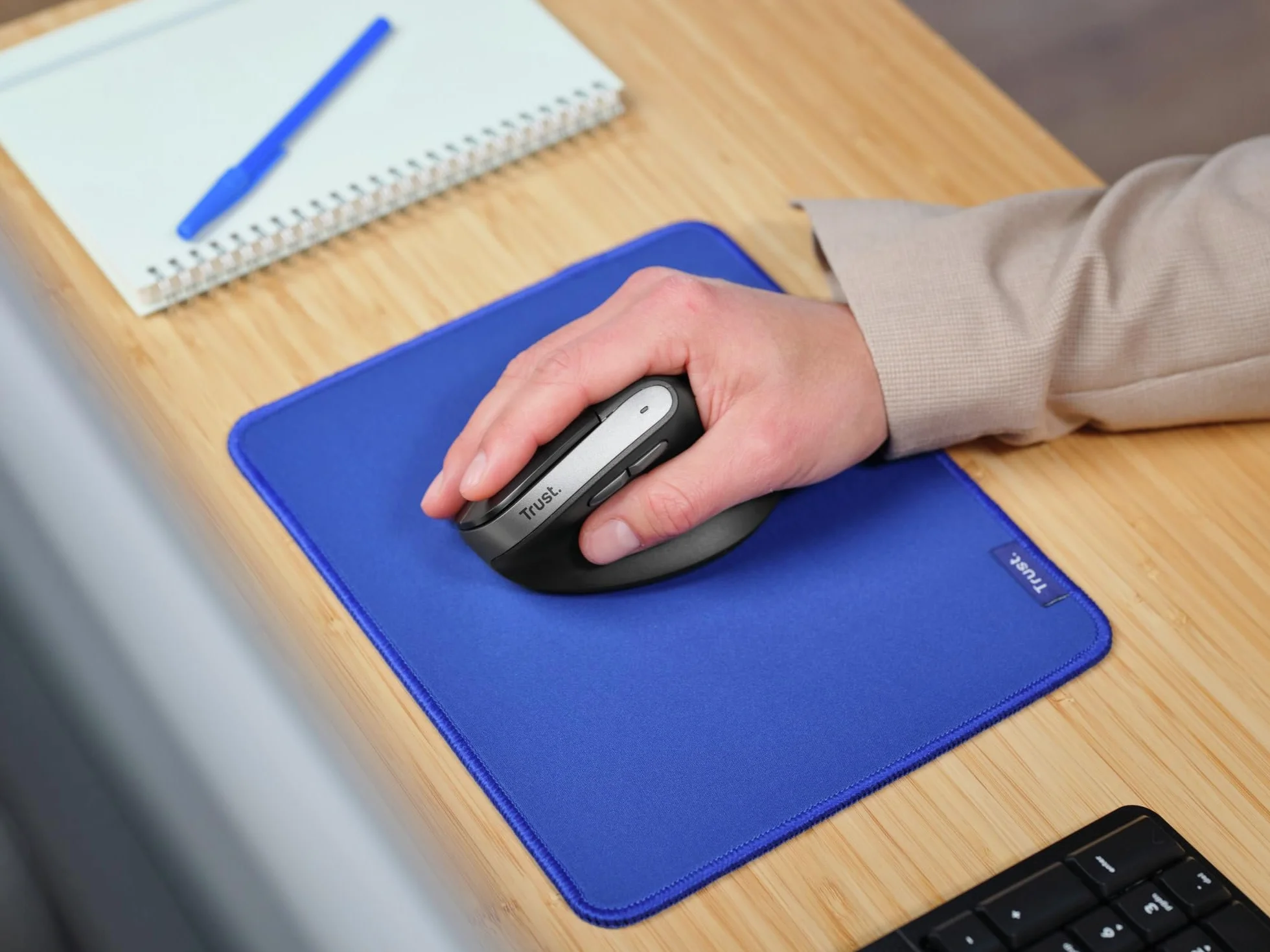 Trust Yuno Ergonomiczna Mysz Bezprzewodowa Pionowa, USB 2.4GHz, Regulowane DPI 800-2400, Czarny