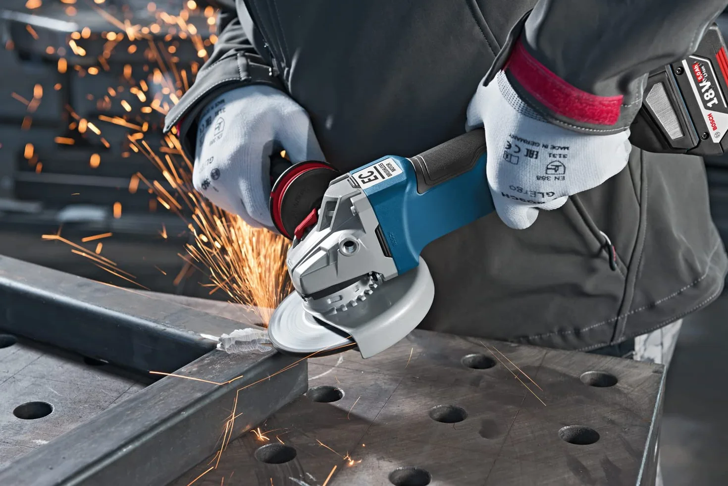 Bosch Professional system 18V: akumulatorowa szlifierka kątowa GWS 18V-10 (średnica tarczy 125 mm, kołnierz mocujący, nakrętka mocująca, osłona)