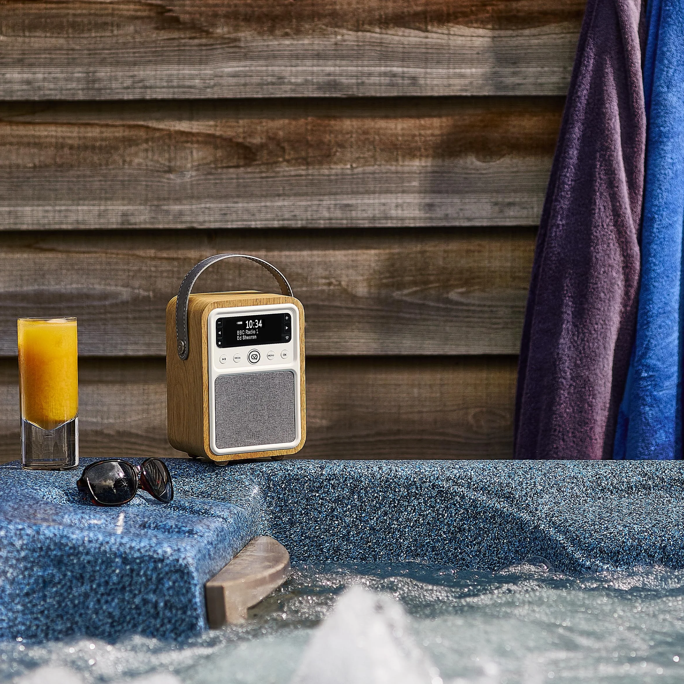 VQ Monty Dab Plus/Dab Radio z Bluetooth, FM i Funkcją Budzika - Zasilane z Sieci i Baterii Przenośne Radio z Anteną, Gniazdkiem Słuchawkowym i Portem Usb do Ładowania - Dąb