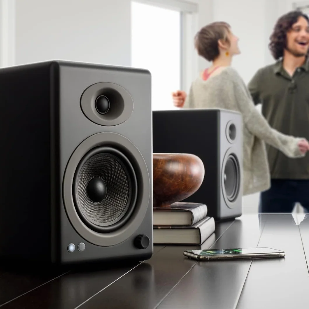 Audioengine A5+ Classic 150W wzmacniane głośniki półkowe, wbudowany wzmacniacz analogowy, pilot zdalnego sterowania, wejścia RCA i 3,5 mm, kable w zestawie (czarny)