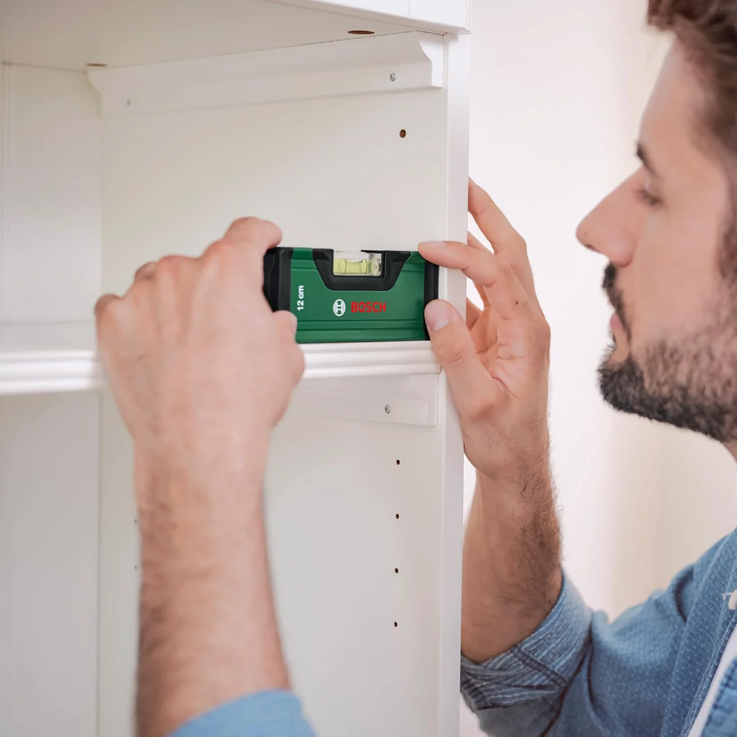 Bosch Home and Garden akumulatorowa wkrętarka IXO 7 (10 standardowych końcówek wkręcających, kompaktowa poziomica 12 cm, przewód micro USB)