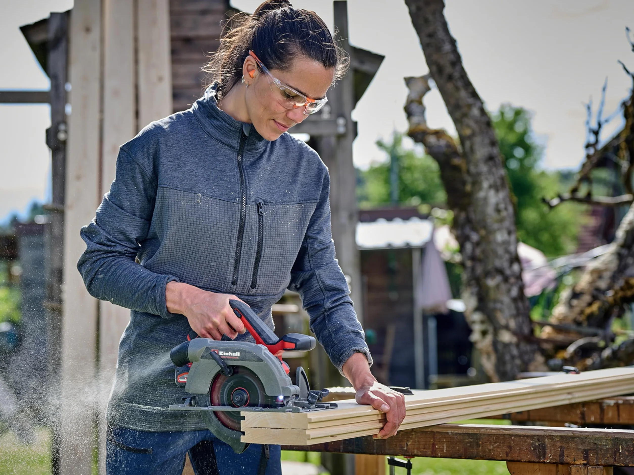 Einhell Profesjonalna akumulatorowa piła tarczowa 18 V Power X-Change, bezszczotkowa, Ø 165 mm ostrze piły, beznarzędziowa regulacja kąta cięcia, bez baterii TC-CS 1410 Solo