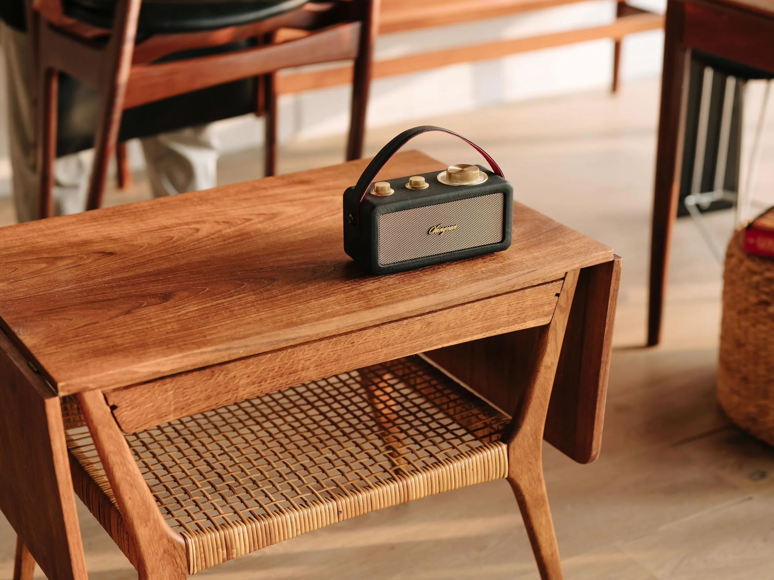Sangean RA-101 Black Gold. Retro wzór drewna i skóry syntetycznej. Bluetooth 5.0. Autonomia 19 Godziny z pełnym obciążeniem. AUX-in dla zewnętrznych źródeł audio.