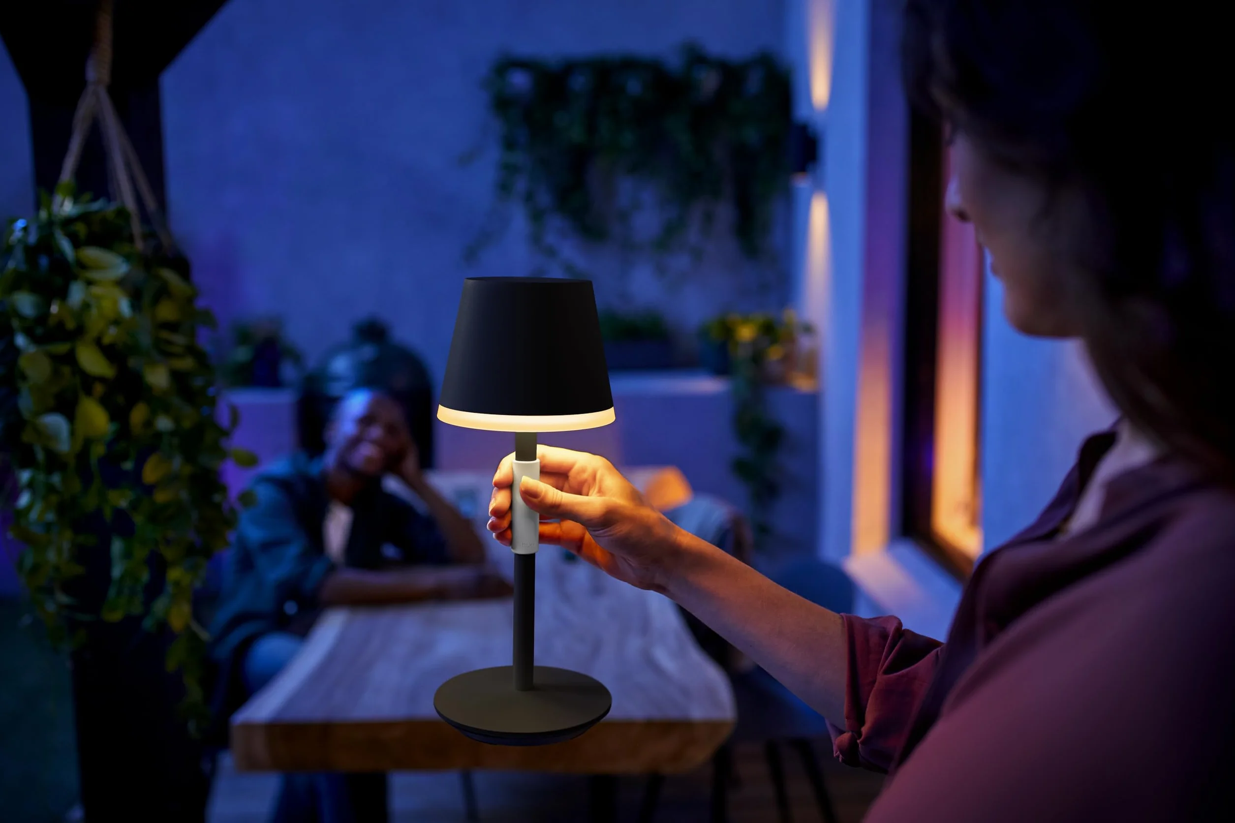 Philips Hue White And Color Ambiance Lampa Stołowa Go (czarna), Lampka Smart LED z Paletą 16 mln Kolorów i Możliwością Ściemniania, Inteligentne Oświetlenie Sterowane Aplikacją