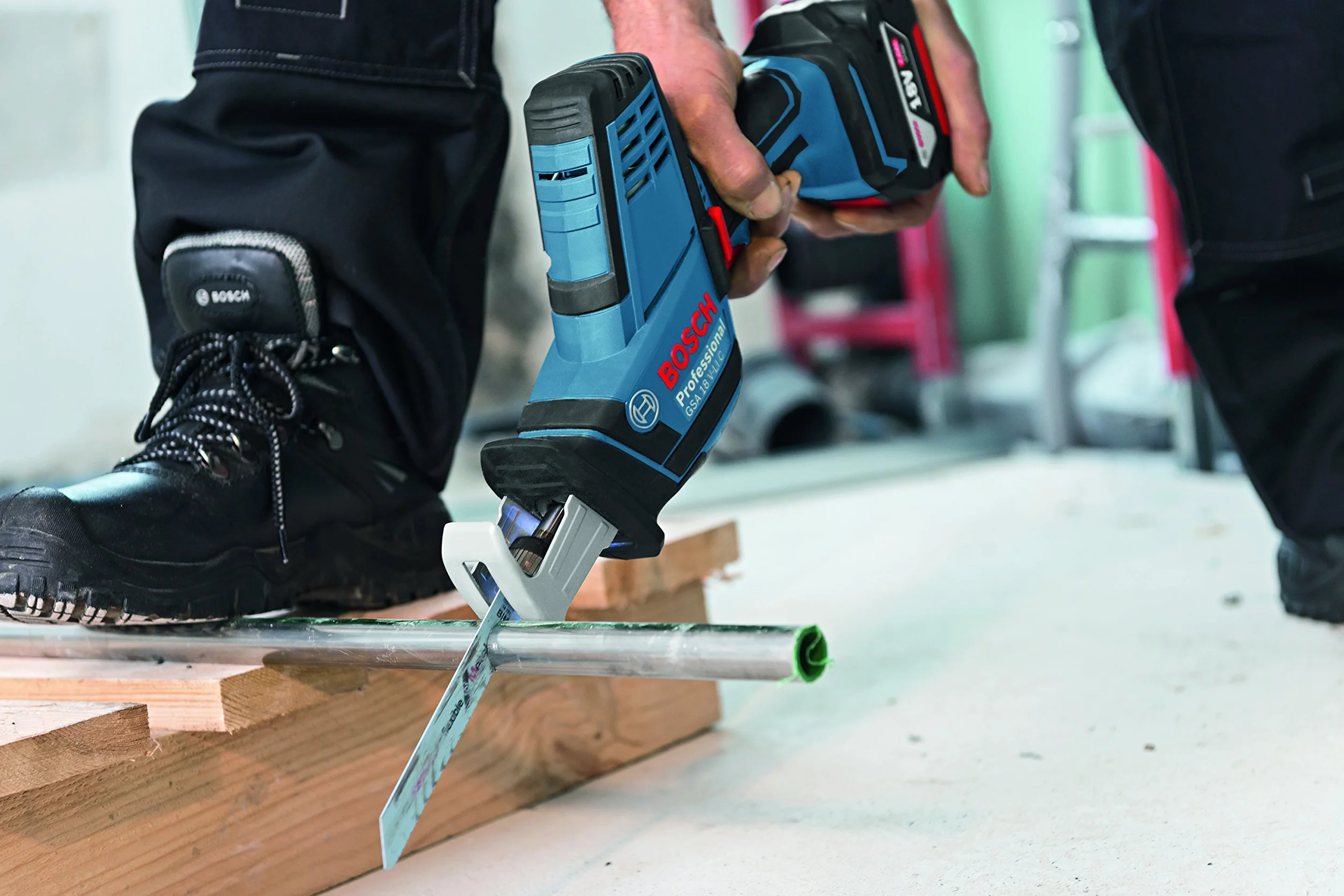 Bosch Professional System 18 V GSA 18 V-LI C - Sierra sable a batería (0-3050 cpm, profundidad de corte 200 mm, 2 baterie x 5,0 Ah, en L-BOXX)