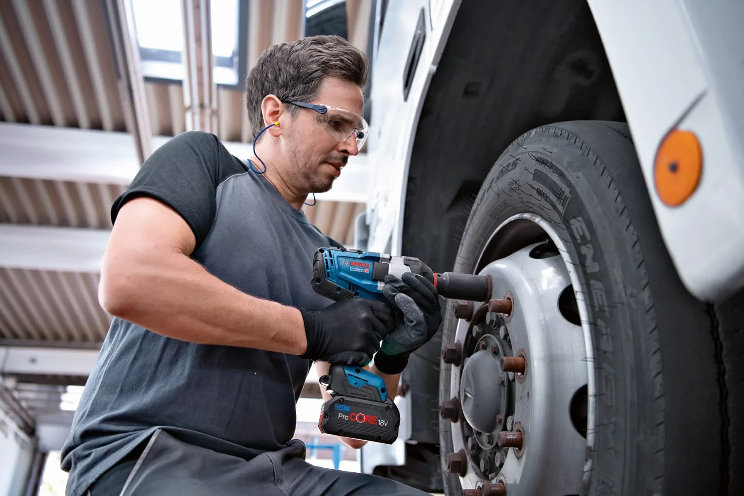 Bosch Professional system 18V: akumulatorowy klucz udarowy BITURBO GDS 18V-1050 H (maksymalny moment obrotowy 1 050 Nm, moment zrywający 1 700 Nm)