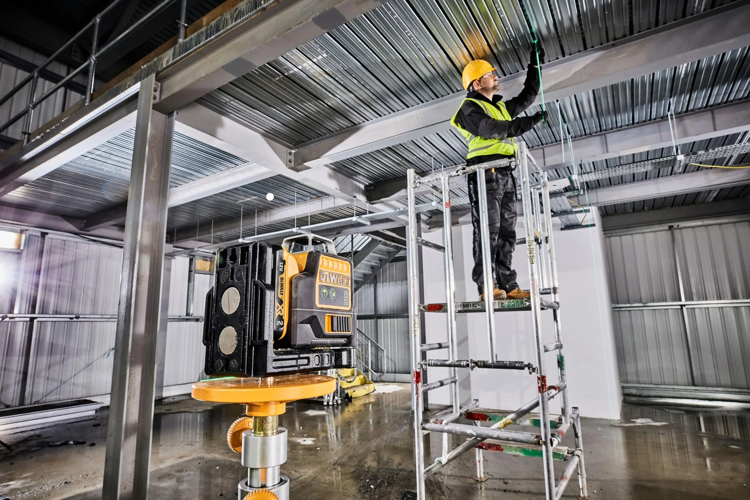 Dewalt 10,8 V, 2 x 360°, zielony DCE0811D1G (samopoziomujący, poziomy i pionowy, w zestawie akumulator XR 10,8 V/2 Ah, ładowarka, uchwyt ścienny, tablica celownicza, okulary laserowe, walizka) 1