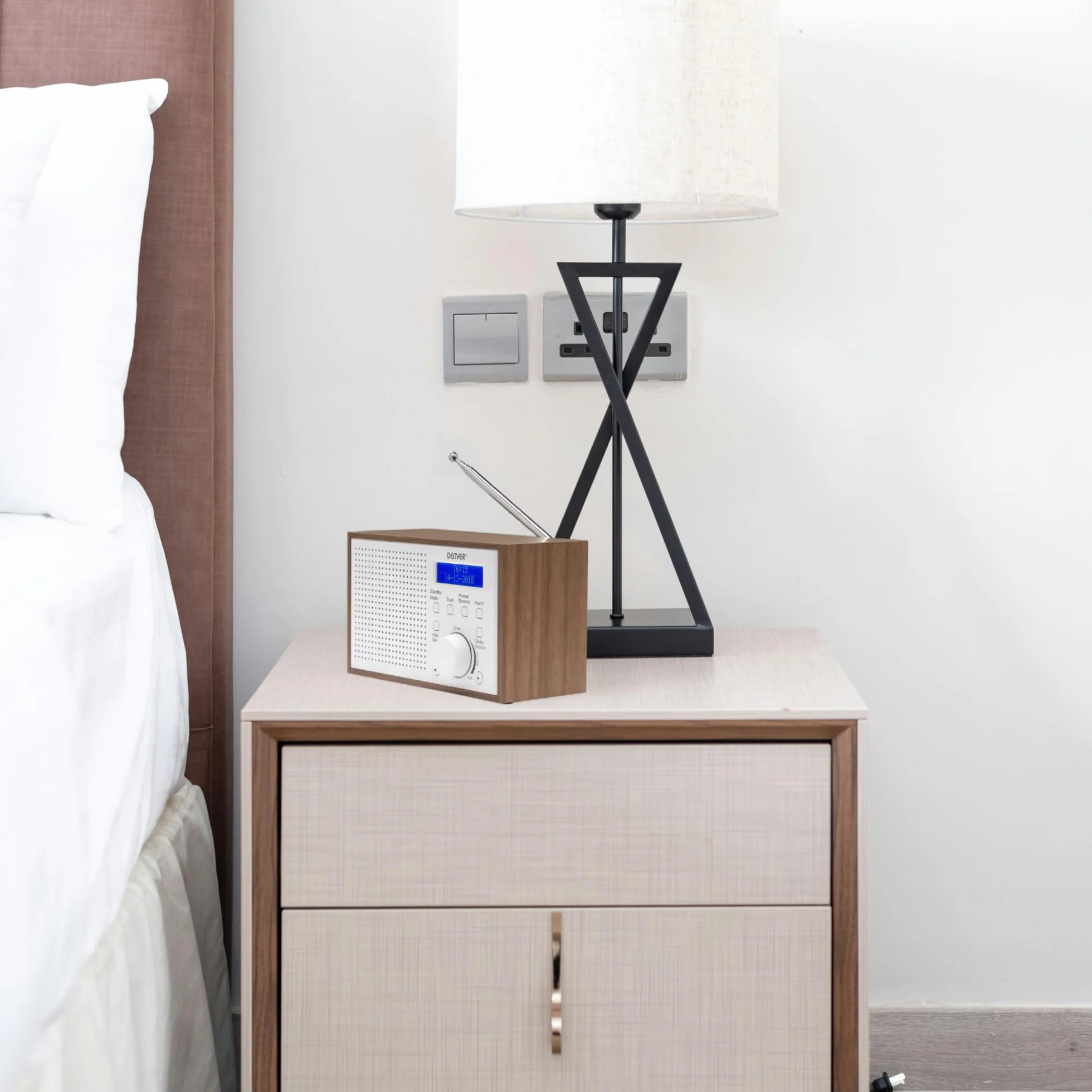 Denver DAB-46 DAB+ Radio FM Zegar Budzik 2 W Wyjście Audio Drewniane Białe