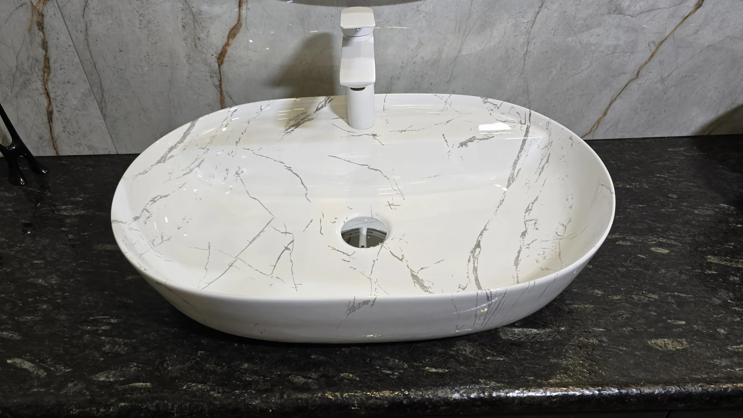 Umywalka owalna ceramiczna - 60 x 40 x 13 cm - nablatowa biały/marmur i WC dla gości - do rąk