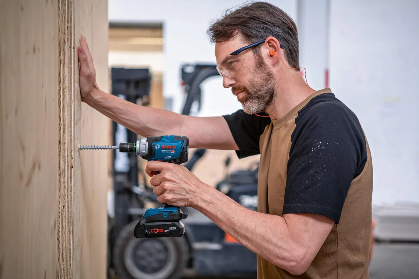 Bosch Professional system 18V: akumulatorowy klucz udarowy GDS 18V-330 HC (moment dokręcania 330 Nm i moment zrywający 560 Nm, 3 ustawienia prędkości obrotowej/momentu obrotowego)