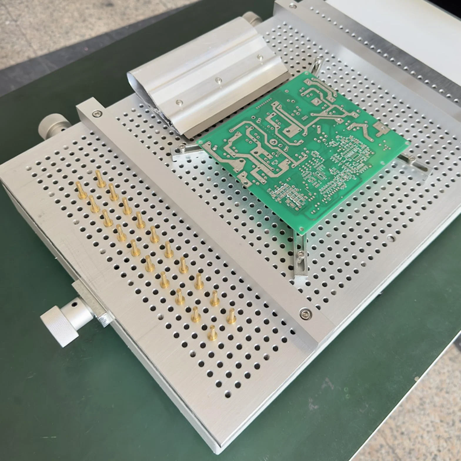Stalowy stół do drukowania pasty lutowniczej do prototypowania PCB, ręczna stacja do sitodruku, maksymalny obszar drukowania 300 x 400 mm, wymiary 320 x 450 mm, porowaty stół warsztatowy