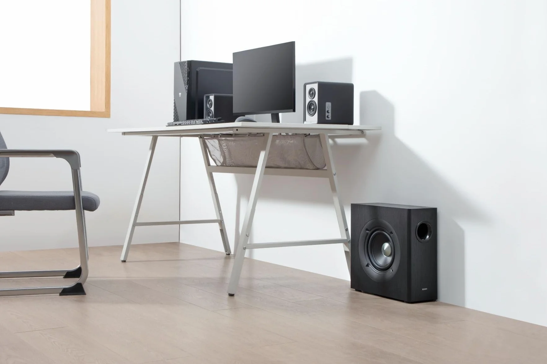 Edifier AKTYWNY SUBWOOFER – 8-calowy głośnik niskotonowy – 70 W – filtr niskoprzepustowy – częstotliwość do 35 Hz – obudowa MDF dla zredukowanego rezonansu – czarny