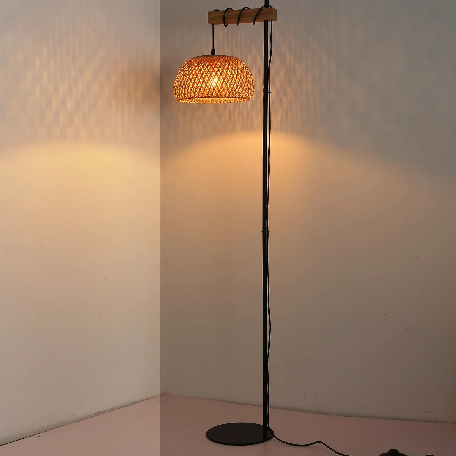 Alpinaluz Ręcznie wykonana lampa podłogowa z naturalnego wiklinowego klosza - czarna i drewniana rama, ultracienka podstawa, przełącznik nożny - nowoczesny styl Boho, wysokość 157 cm, E27