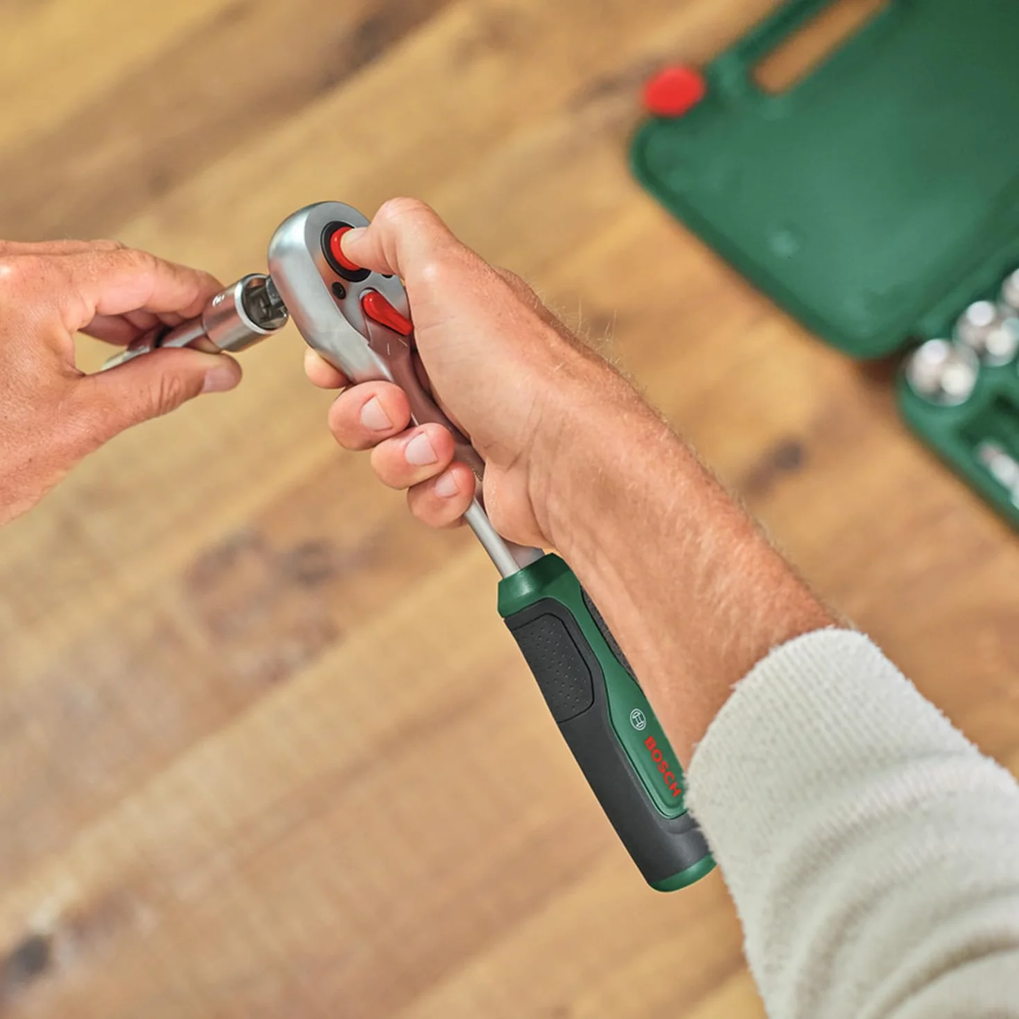 Bosch 25-częśc. zest. z grzechotką 1/2" (grzechotka 1/2" do zastosowań w majsterkowaniu, wys. moment obr. do 768 Nm, przycisk blokady, zmiana kierunku, zaokrągl. szyjka, rękojeść Softgrip, walizka)