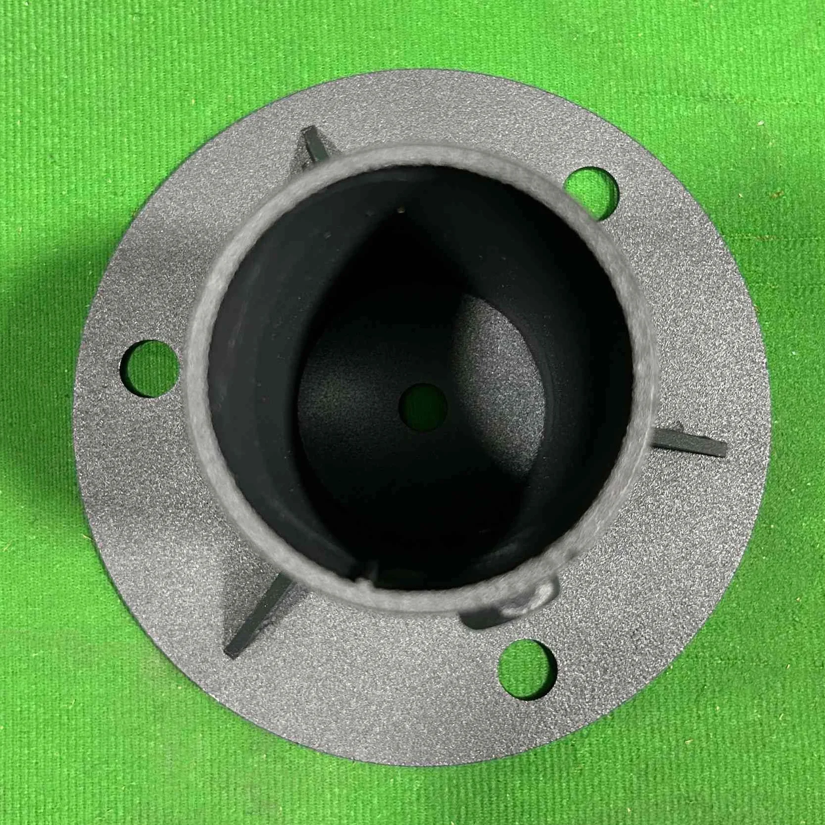 Słupek ogrodzeniowy z ogniwami łańcucha z uchwytem podłogowym – metalowe akcesoria do skrzynki pocztowej do ogrodzenia ogniw łańcucha 52 mm, idealne do bezpiecznych i stabilnych instalacji