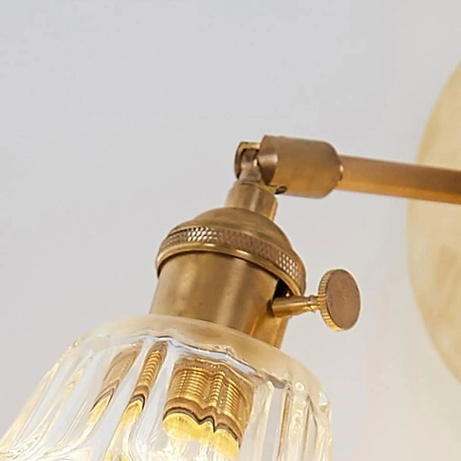 Szklany kinkiet ścienny w stylu vintage, regulowany kąt, mosiężne wykończenie, uzbrojona oprawa z kloszem do salonu, jadalni, sypialni - dekoracja oświetlenia retro