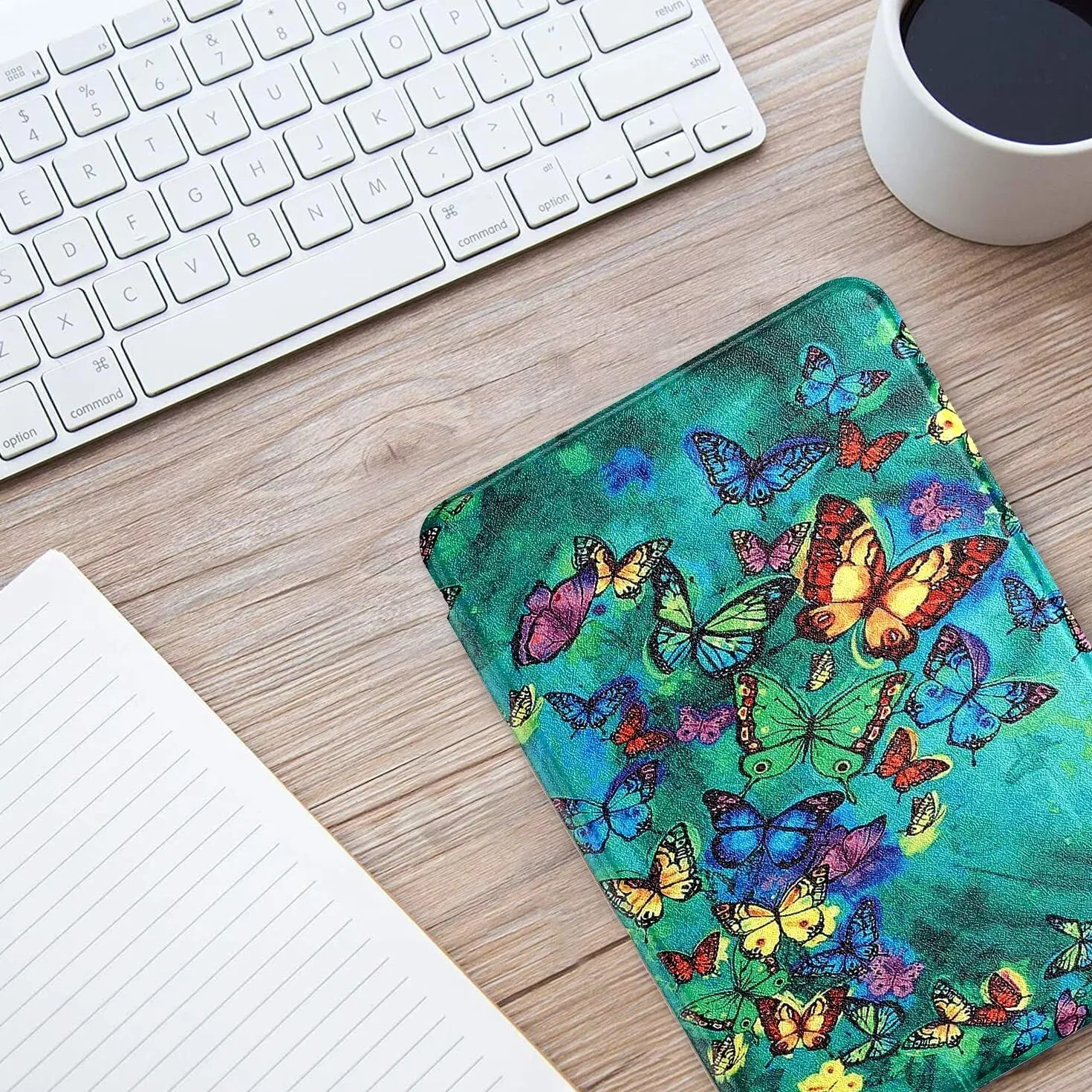 MOKASE Etui Fit for 7 calo Kindle Paperwhite (12. generacja, 2024) i Kindle Colorsoft Signature Edition, elastyczny przezroczysty zderzak z TPU ze skóry PU z funkcją Auto Wake/Sleep, Green Butterflies