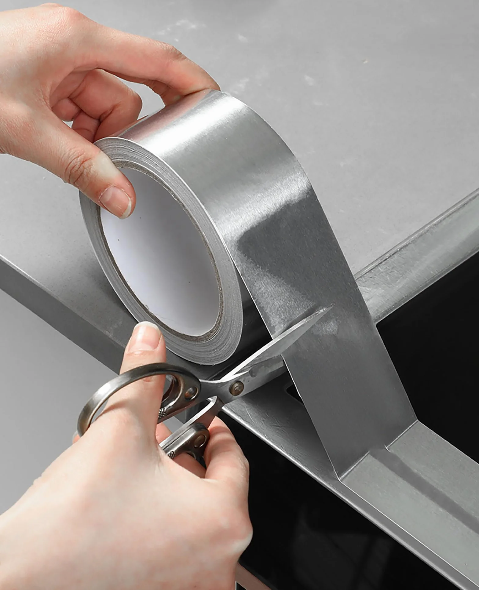Wytrzymała taśma z folii aluminiowej do izolacji cieplnej, 1 szt | Długość 50 m, grubość 0,1 mm, silna przyczepność(10cm)