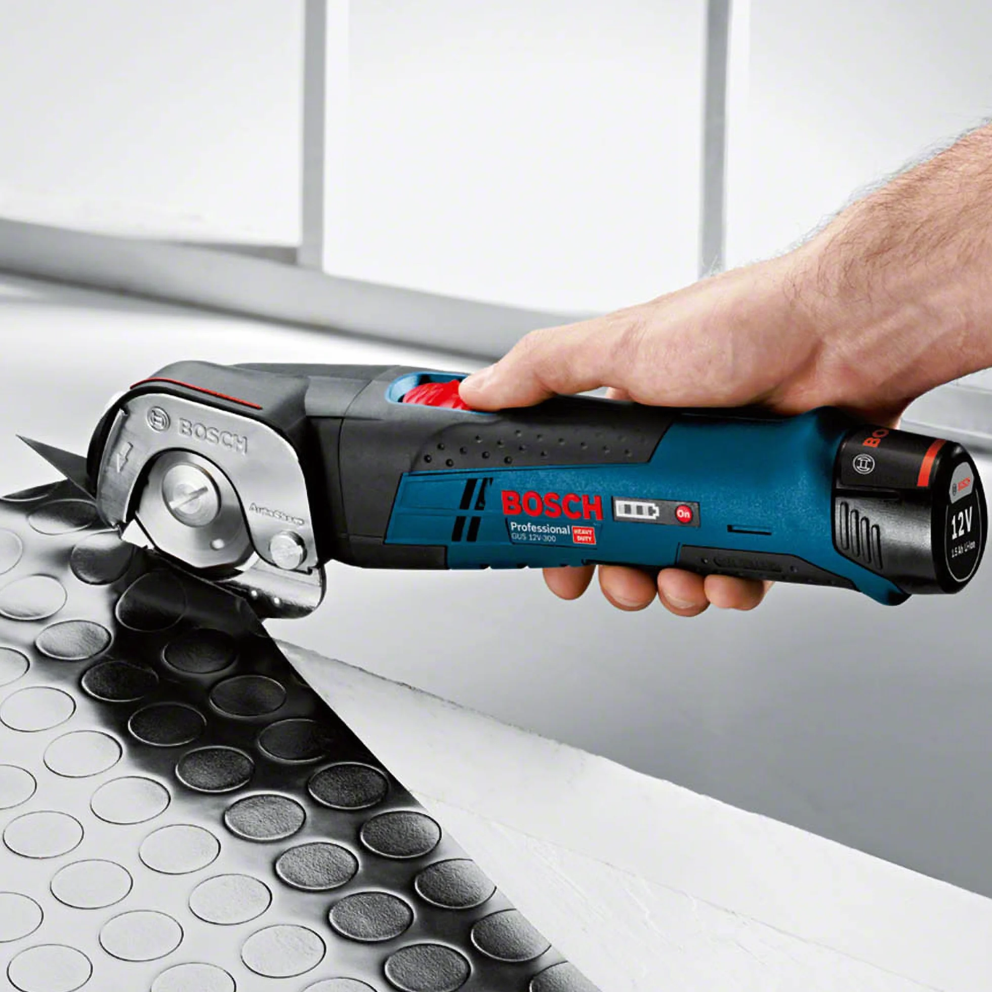 Bosch Professional system 12V: akumulatorowe nożyce uniwersalne GUS 12V-300 (bez akumulatorów i ładowarki, opakowanie kartonowe)