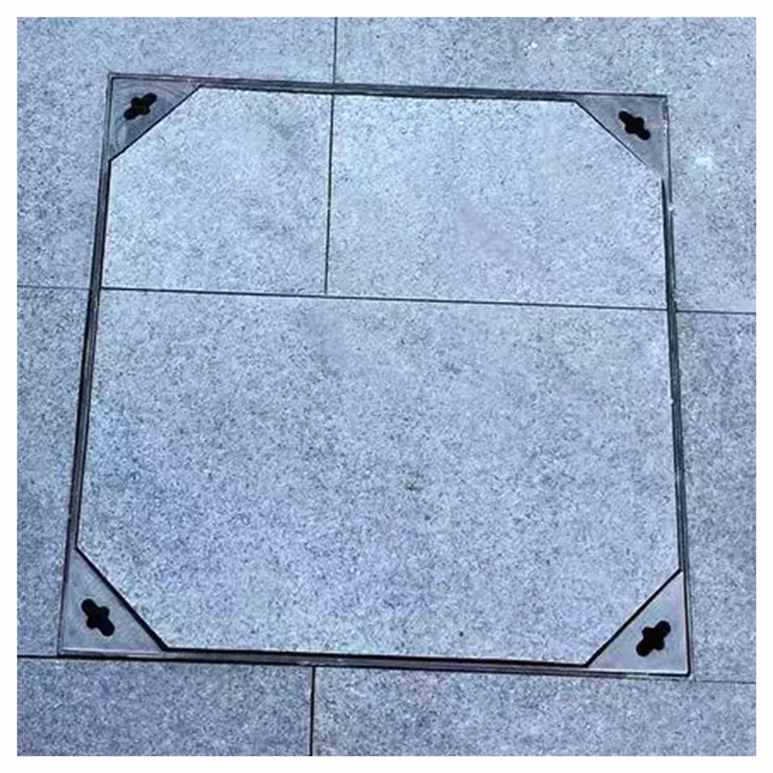 Wysokowydajna kwadratowa pokrywa włazu odpływowego od 450 x 450 mm do 1000 x 1000 mm, niewidoczna pokrywa dostępu do kanalizacji na zewnątrz do autostrad i dziedzińców – bezpieczna i wytrzymała.