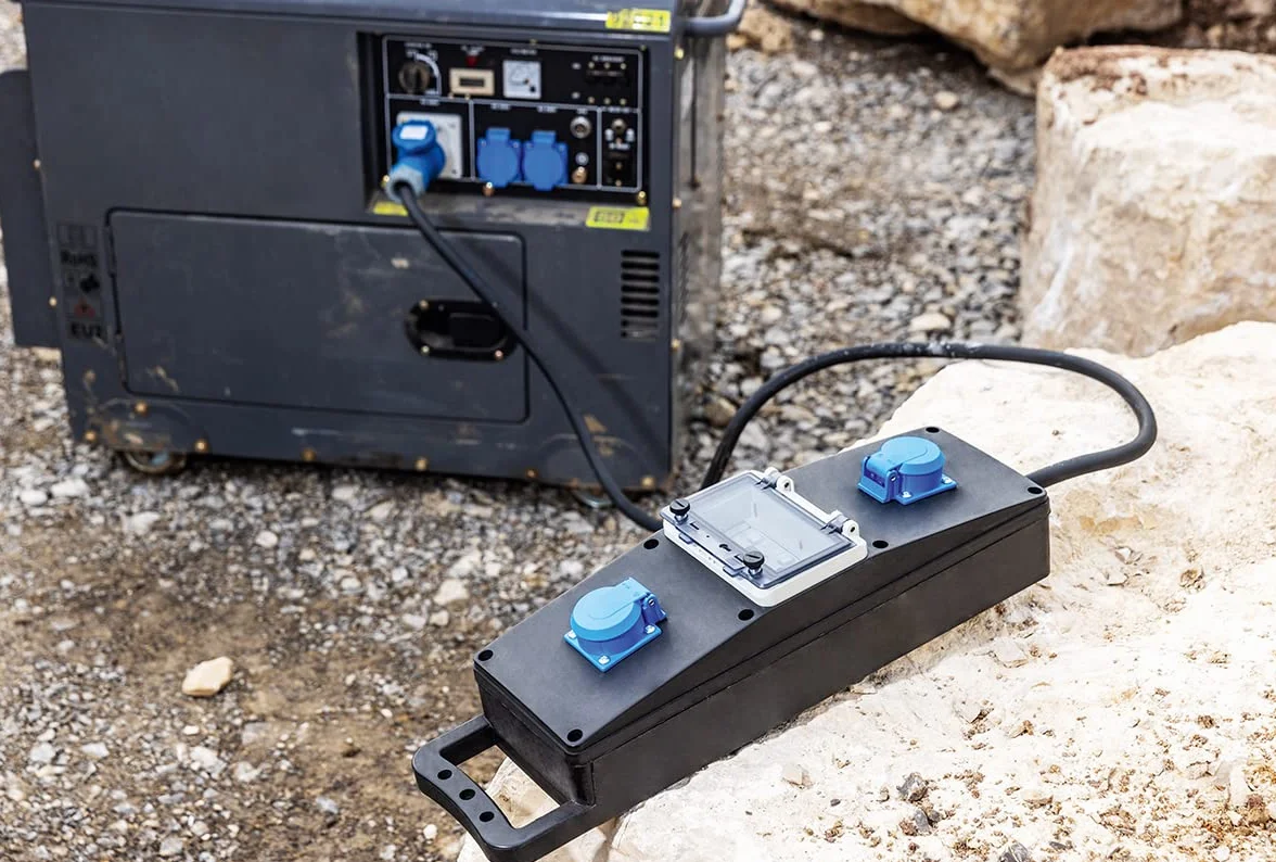 as - Schwabe Mobilna listwa zasilająca z pełnej gumy G-S23, 3,6 kW, 2 gniazda 230 V/16 A, przewód H07RN-F 3G6, 2 wyłączniki różnicowoprądowe, czarna, 63272