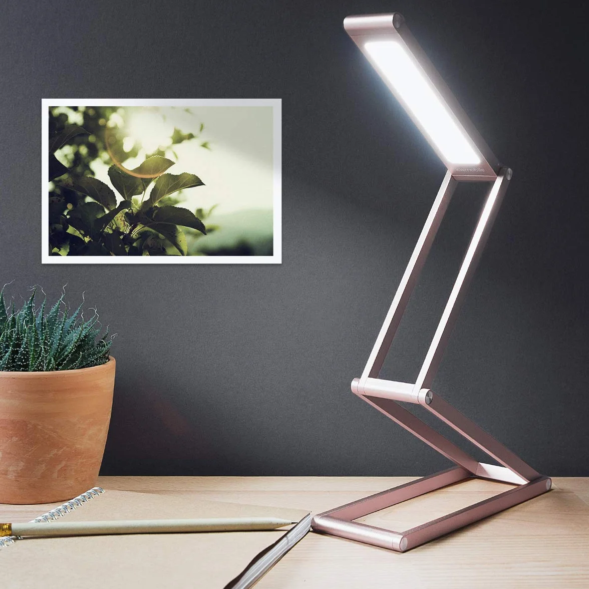 kwmobile Aluminiowa lampa stołowa LED z obrotową głowicą – akumulatorowa, składana, micro USB, różowe złoto