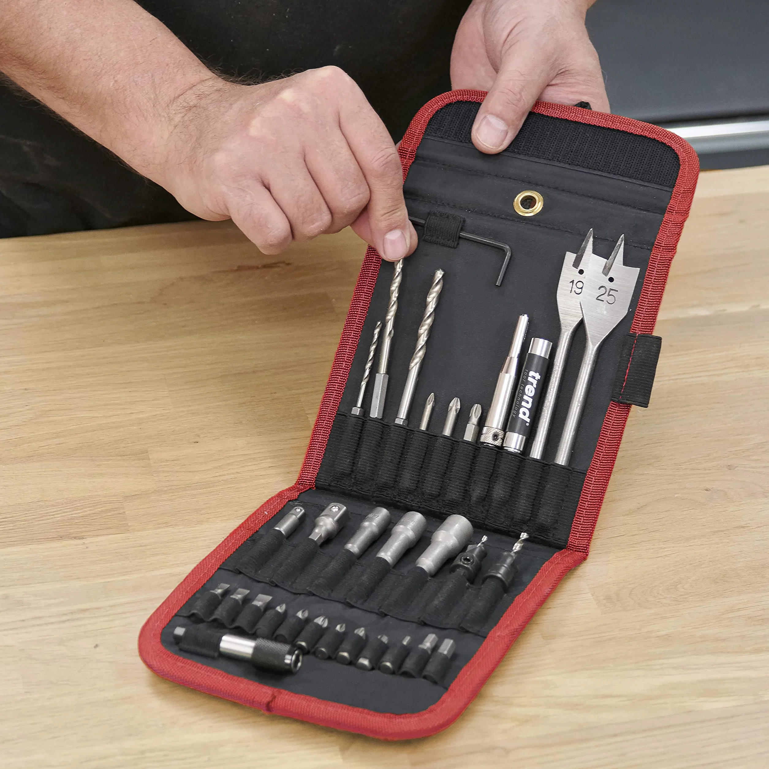 Trend Quick Release 30-częściowy zestaw w uchwycie narzędziowym, zawiera zestaw końcówek do wkrętarek do różnych typów śrub, QR/SET/1
