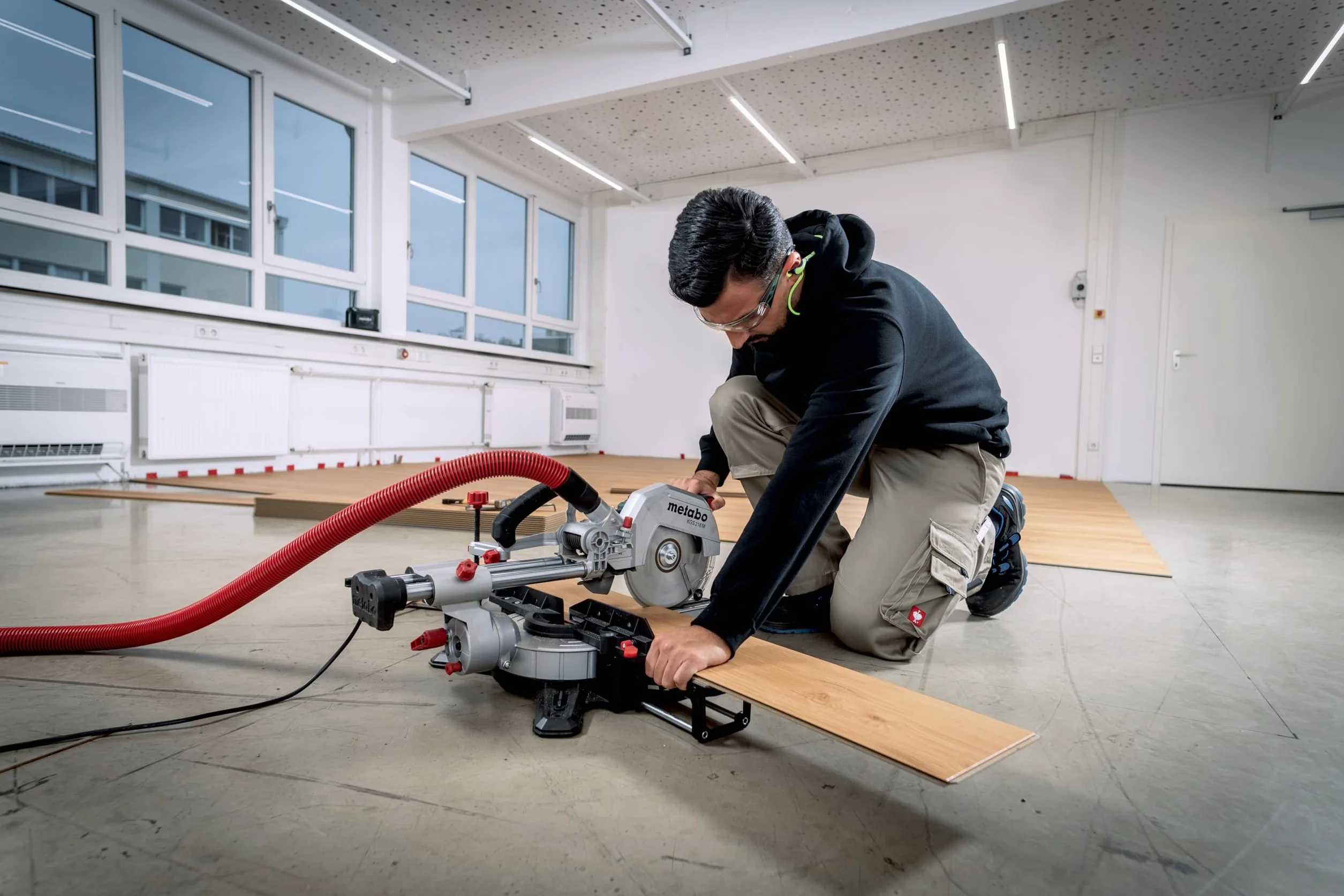 Metabo KGS 305 M – 613305900 – z Precision Cut Line, 305 mm 2. Brzeszczot z twardego metalu i funkcja ciągnięcia – długość kabla 2 m