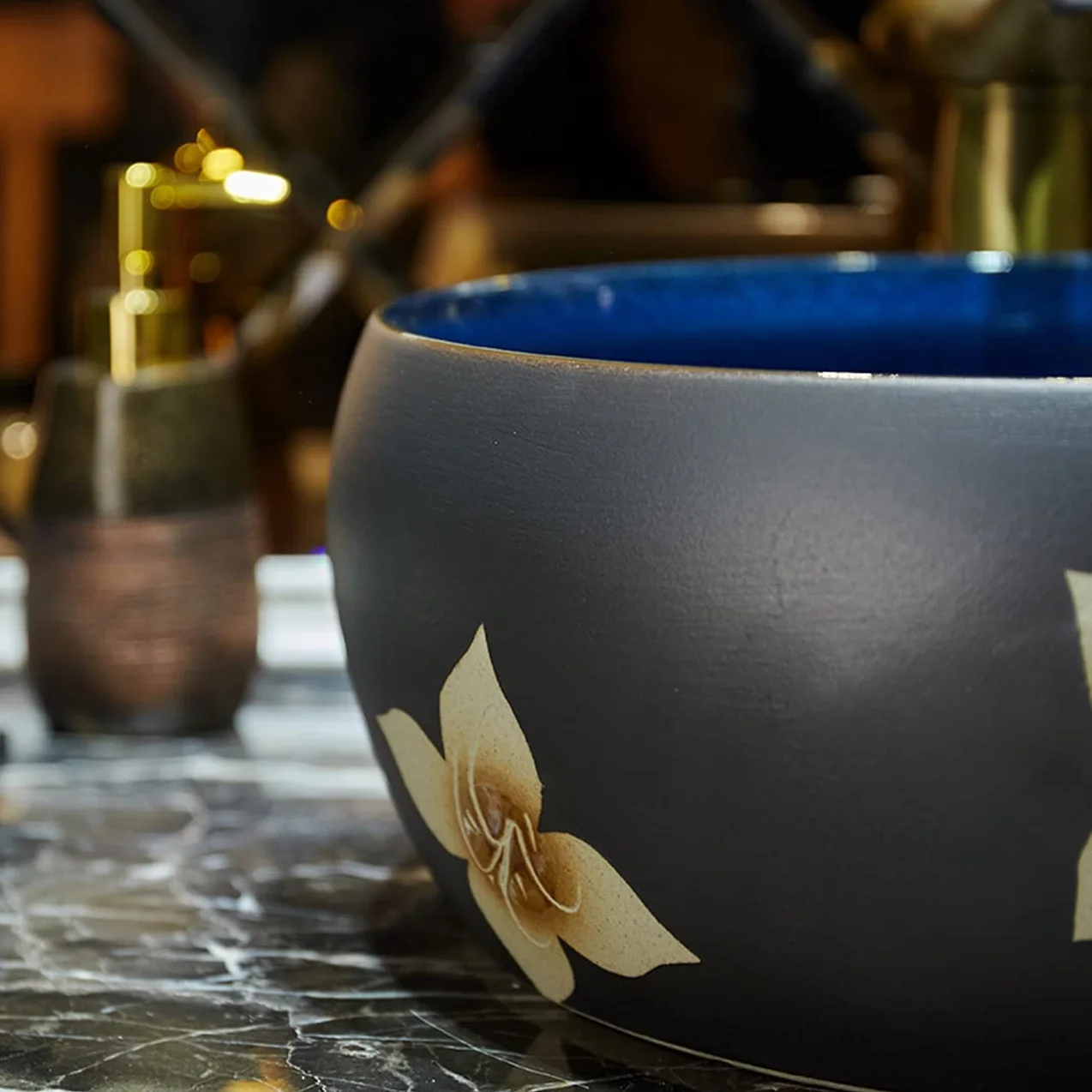 Stary zbiornik ceramiczny Umywalka nablatowa, umywalka ceramiczna nablatowa, umywalka łazienkowa z kranem, odpływ typu pop-up, niebieska glazura