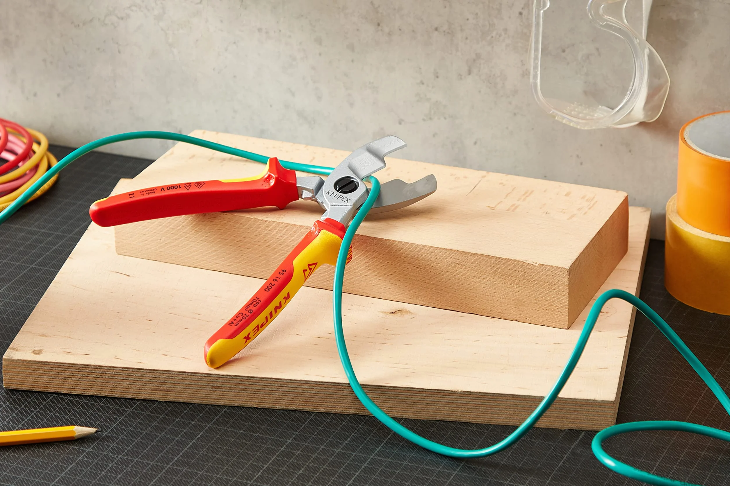 KNIPEX Nożyce do kabli z podwójnym ostrzem chromowany z wielokomponentowymi osłonkami, izolowane wg VDE 200 mm, 95 16 200