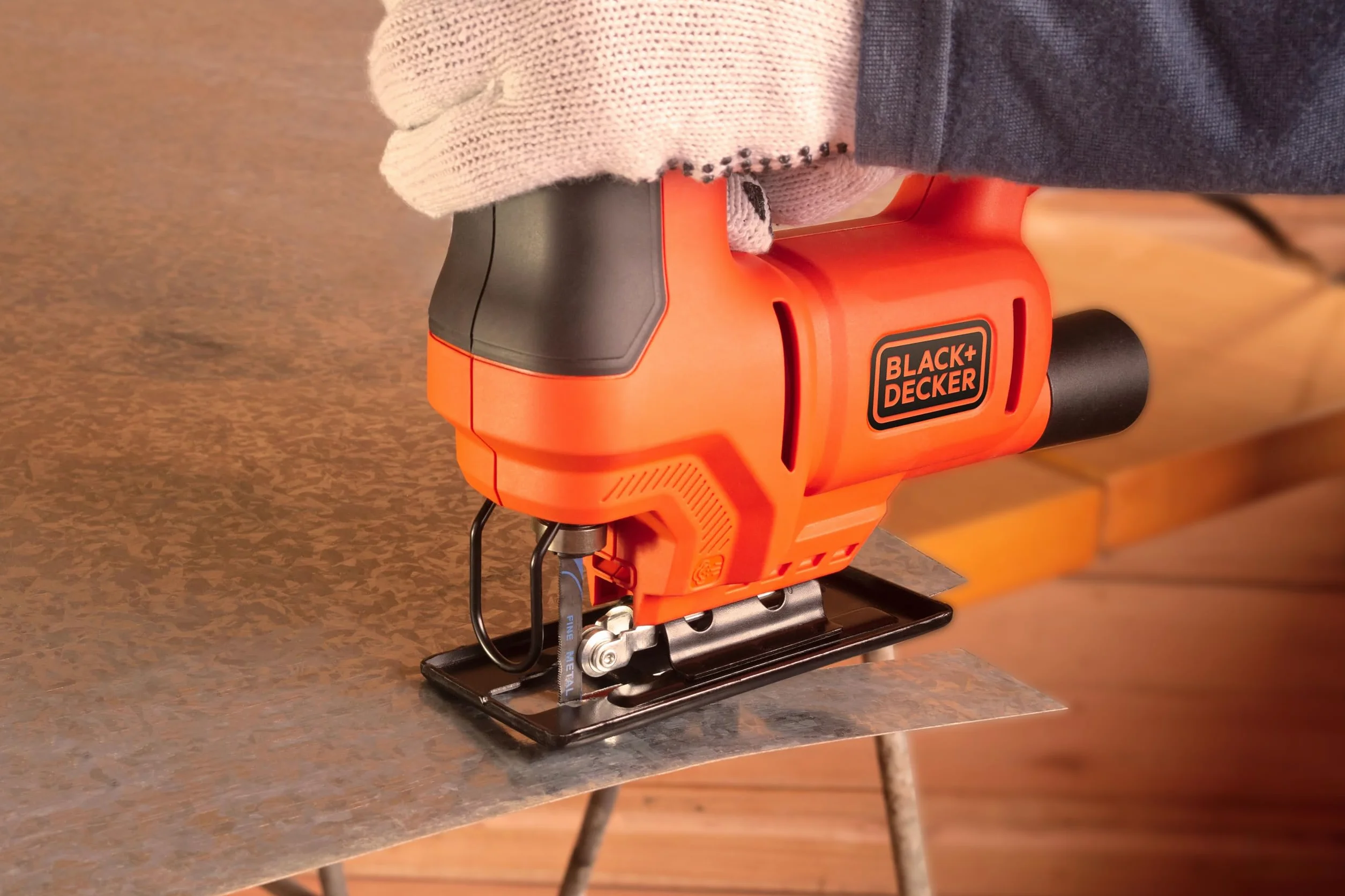 BLACK+DECKER Wyrzynarka 400W, kompaktowa i ergonomiczna konstrukcja, beznarzędziowa wymiana ostrza, cięcie skosem 0-45º, przyjmuje ostrza typu "T", prędkość 0-3 000 cpm - BES603-QS