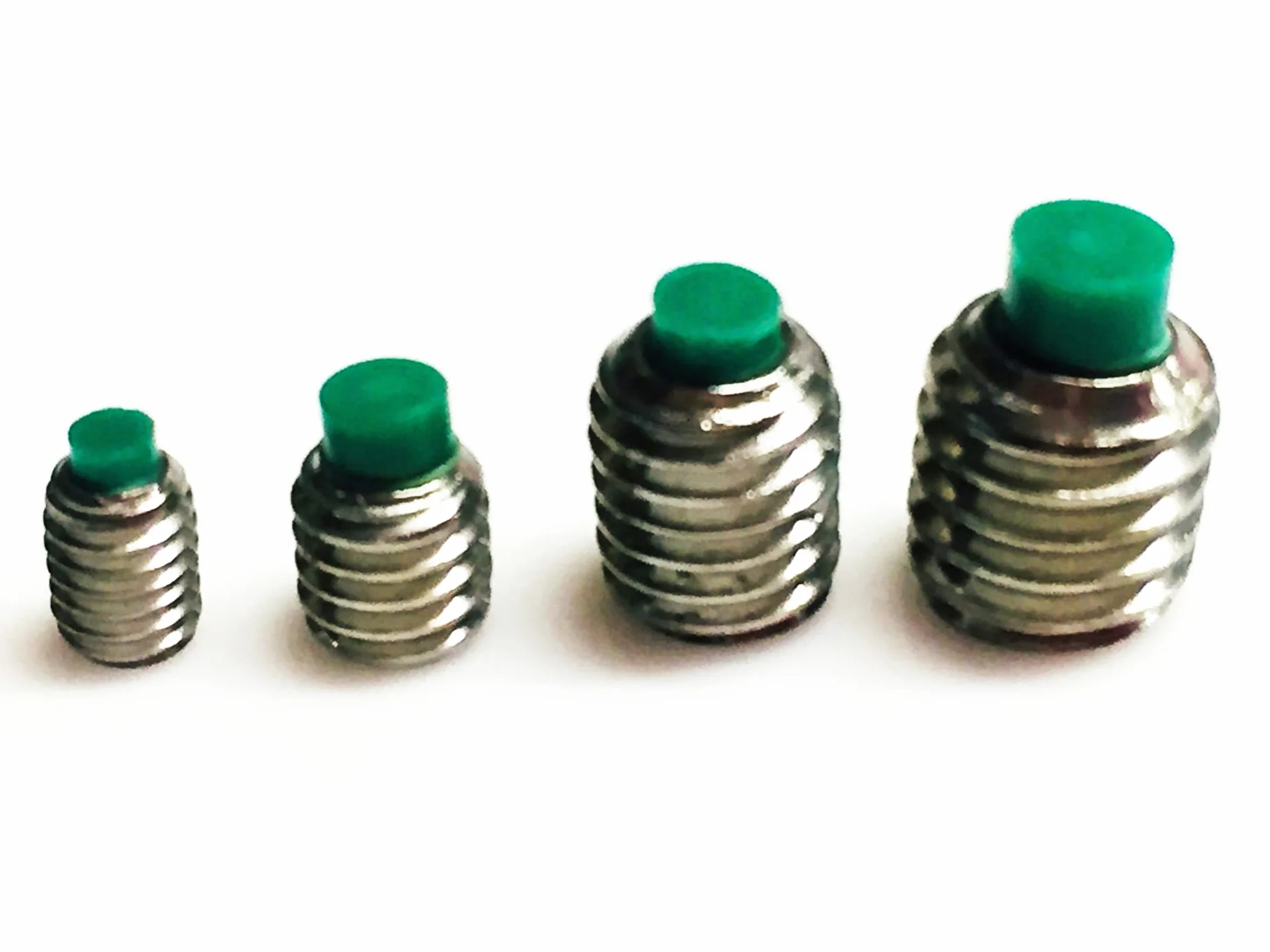 Śruby z nylonową końcówką wykonane są ze stali nierdzewnej 304 A2, z samoprzylepnym wykończeniem M3 x 5 mm, M4 x 5 mm, M5 x 7 mm, M6 x 7,5 mm (opakowanie 16) (M5 x 7 mm)