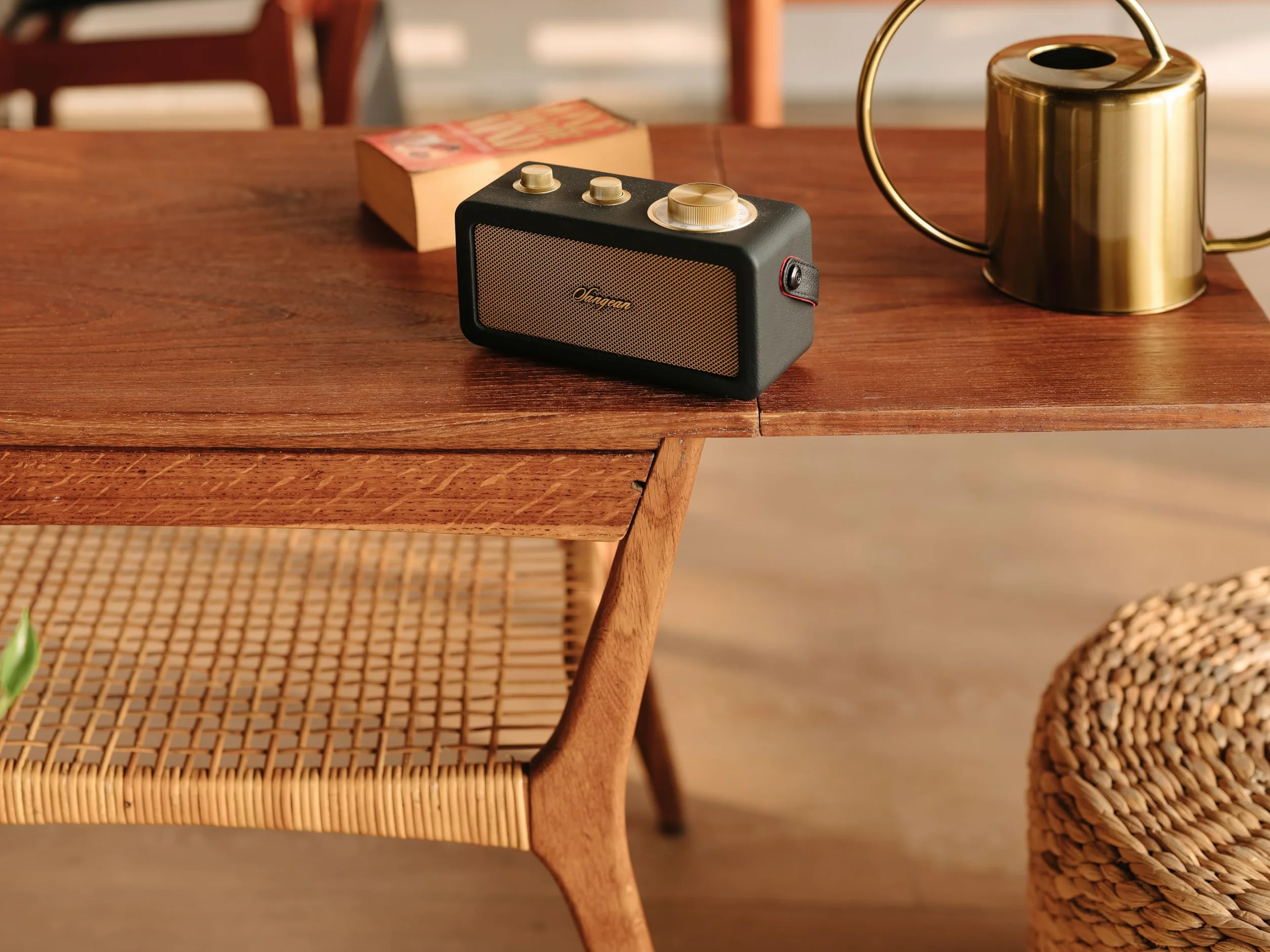 Sangean RA-101 Black Gold. Retro wzór drewna i skóry syntetycznej. Bluetooth 5.0. Autonomia 19 Godziny z pełnym obciążeniem. AUX-in dla zewnętrznych źródeł audio.