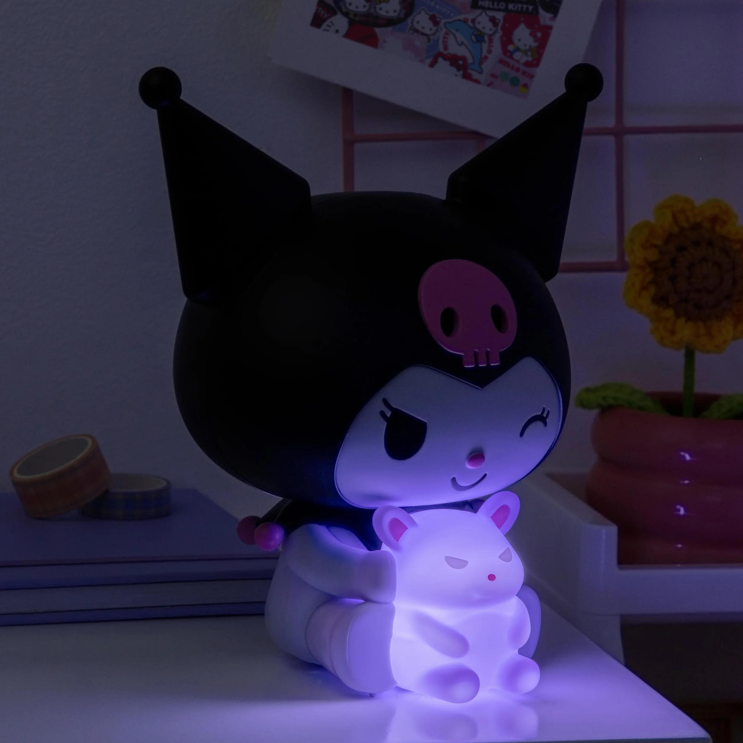 Paladone Kuromi GloBuddies lampka nocna, oficjalna licencja Sanrio lampa LED 3D, zasilana bateriami, prezent dla fanów Hello Kitty