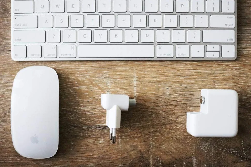 aiino Wtyczka UE do zasilacza Apple - wtyczka zamienna do MacBook, iPada, ładowarki iPhone - zabezpieczenie przed zwarciem - tworzywo sztuczne zmniejszające palność, kolor biały