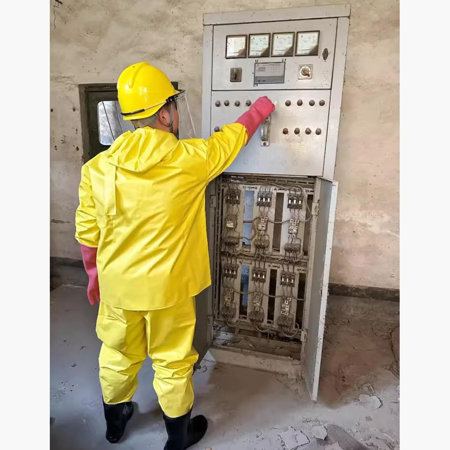 Izolowany kombinezon ochronny wysokiego napięcia z rękawiczkami i butami — osprzęt elektryczny od 1 KV do 35 KV do pracy przy liniach pod napięciem 1 zestaw(1 Kv)