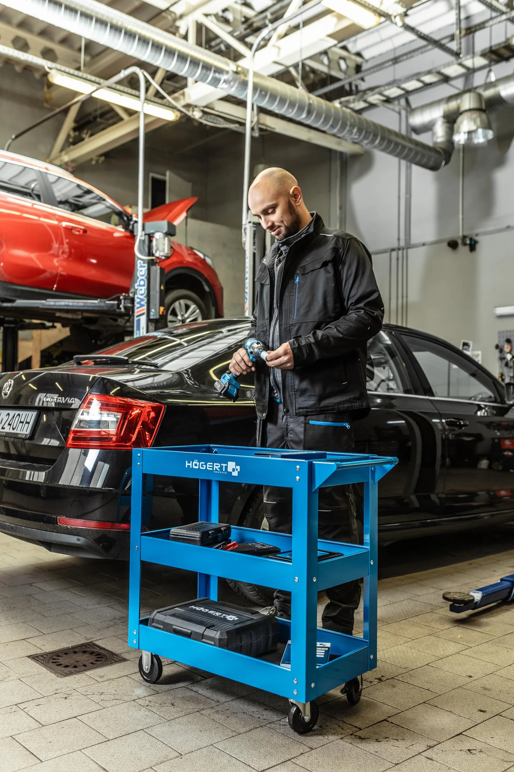Högert Technik - Wózek warsztatowy z 3 poziomami | nośność: 110 kg | z 4 kołami z PCW | 3 poziomy o powierzchni 730 x 384 x 80 mm | szafki na narzędzia