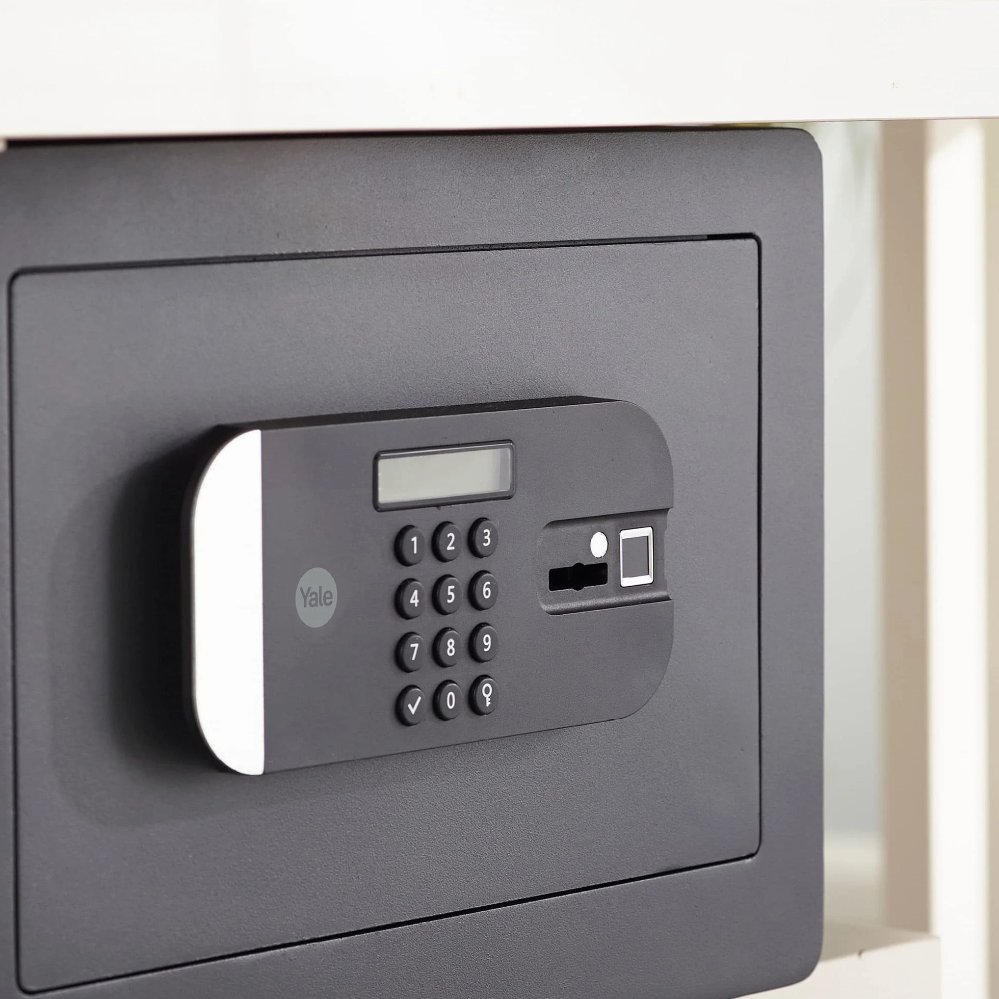 Yale YSFM/250/EG1 Sejf o Maksymalnym Poziomie Bezpieczeństwa Średni z Czytnikiem Linii Papilarnych, Sejf Domowy i Biurowy, Wyświetlacz LCD, Wzmocnione Opancerzenie, 35x30x25 cm, czarny
