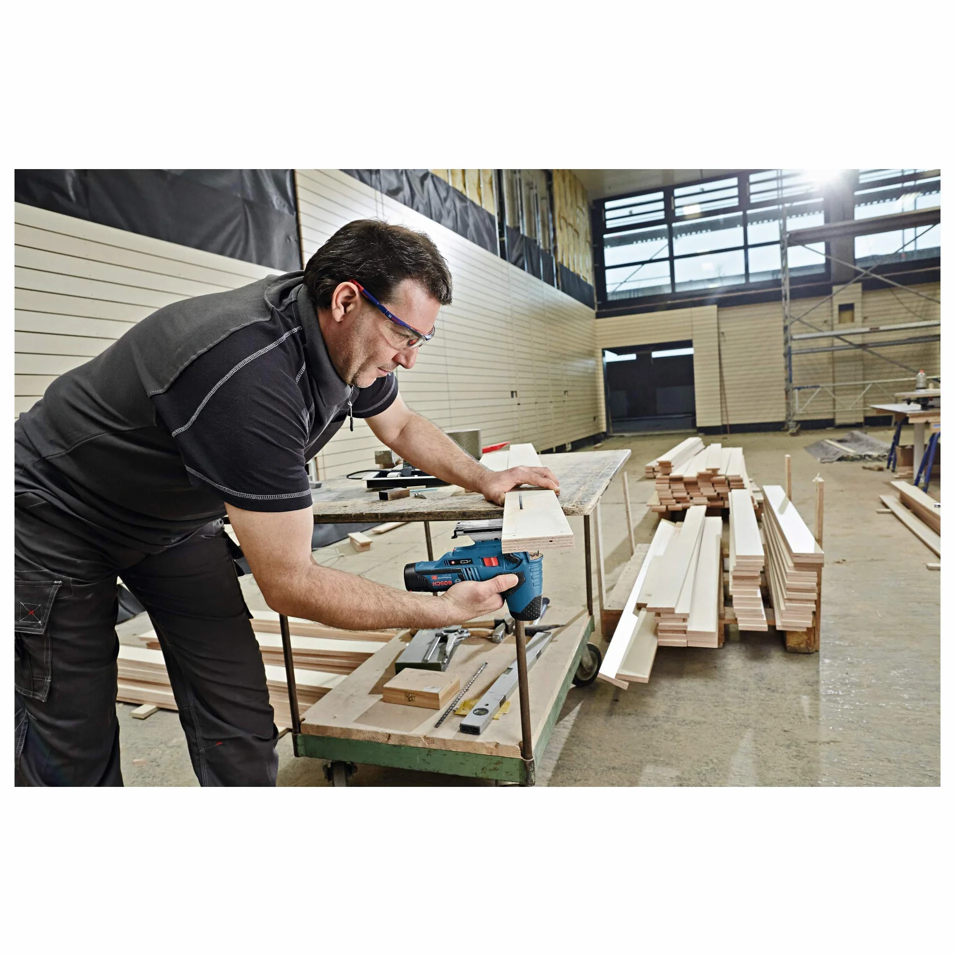 Bosch Professional system 12V: akumulatorowa wyrzynarka GST 12V-70 (2 brzeszczoty, stopka ślizgowa, osłona przeciwodpryskowa, głęb. cięcia w drewnie: 70 mm, walizka L-BOXX)