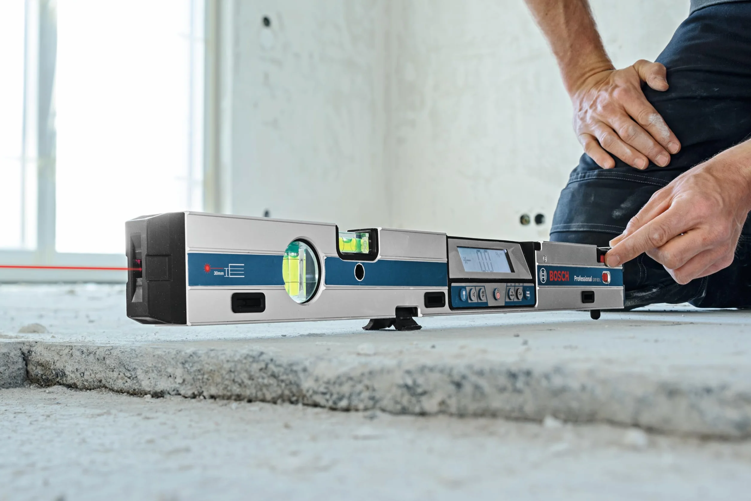 Bosch Professional Cyfrowy miernik nachylenia GIM 60 L (laserowa precyzja, zakres pomiaru: 0–360°, długość: 60 cm)