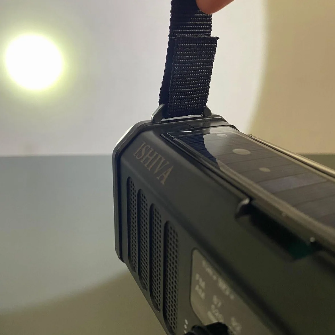 Ishiva 10 000 mAh awaryjne radio solarne AM/FM z latarką LED i ładowarką do telefonu