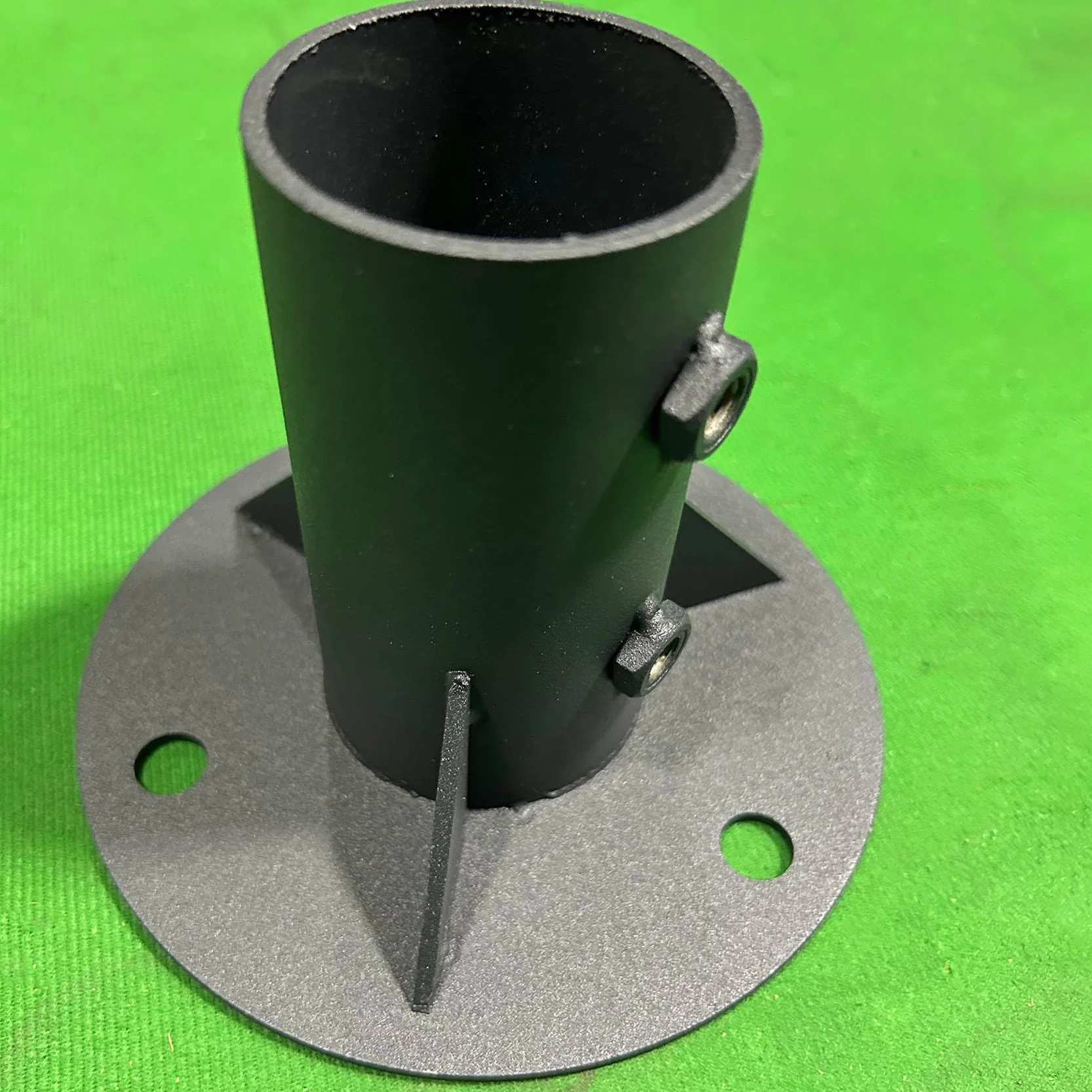 Słupek ogrodzeniowy z ogniwami łańcucha z uchwytem podłogowym – metalowe akcesoria do skrzynki pocztowej do ogrodzenia ogniw łańcucha 52 mm, idealne do bezpiecznych i stabilnych instalacji