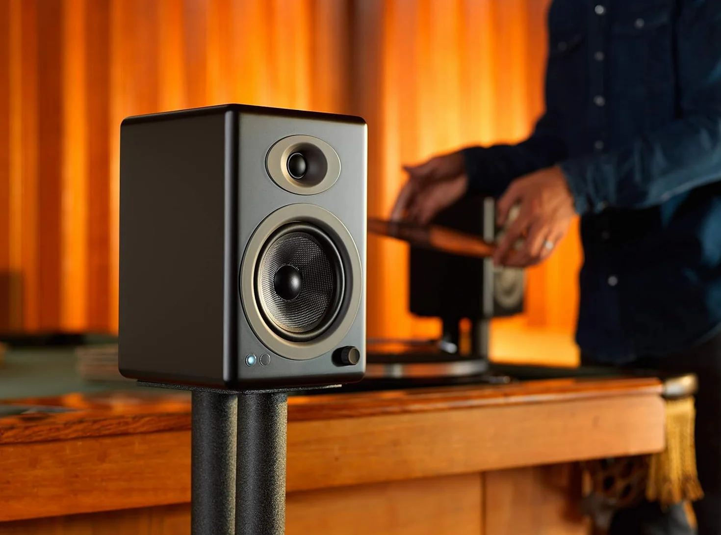 Audioengine A5+ Classic 150W wzmacniane głośniki półkowe, wbudowany wzmacniacz analogowy, pilot zdalnego sterowania, wejścia RCA i 3,5 mm, kable w zestawie (czarny)