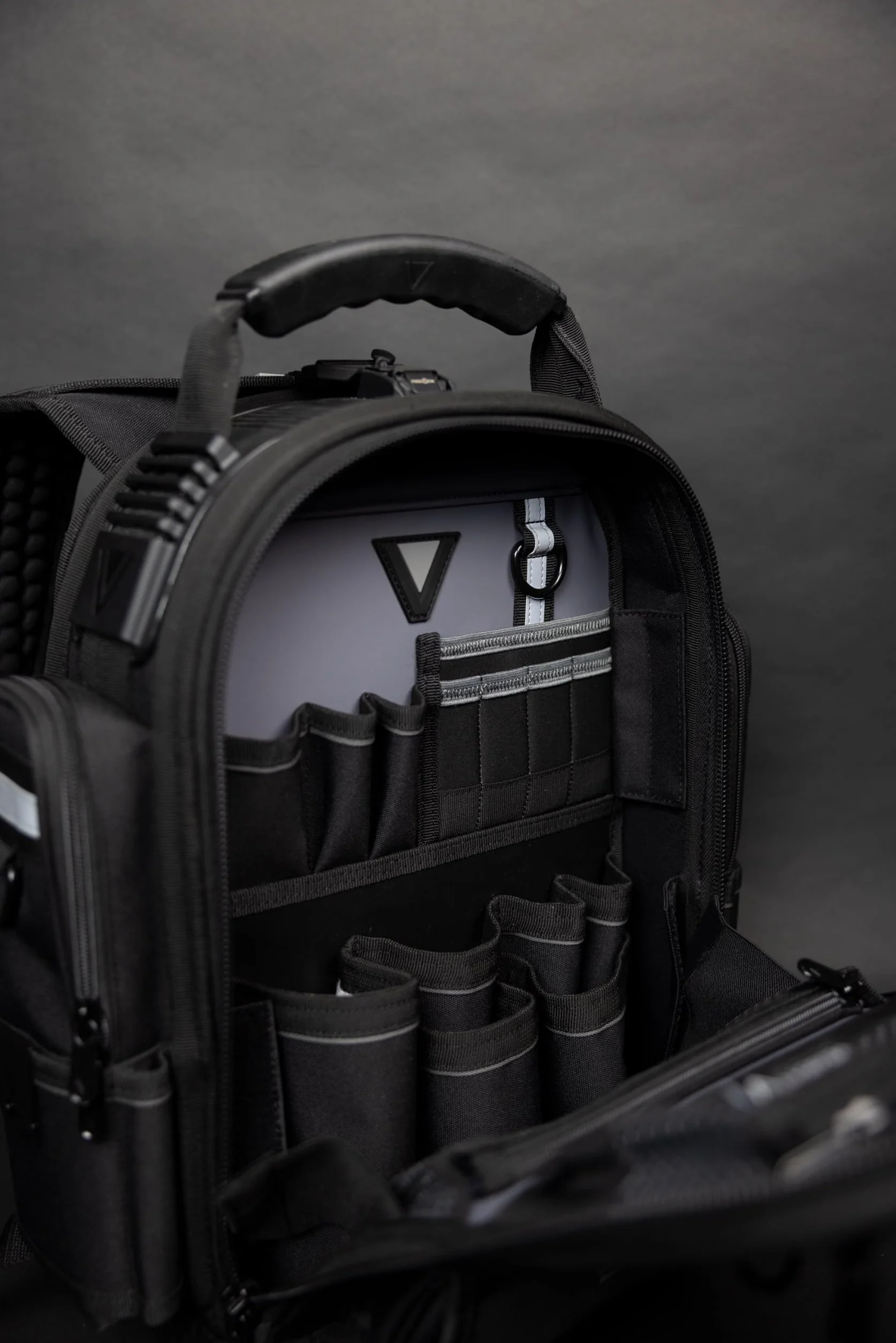 Velocity Pro Gear Stealth SB250 plecak, kompaktowy, profesjonalny plecak na narzędzia dla elektryków, techników i inżynierów serwisowych, z pionowym schowkiem narzędzi, kieszeniami na metry i