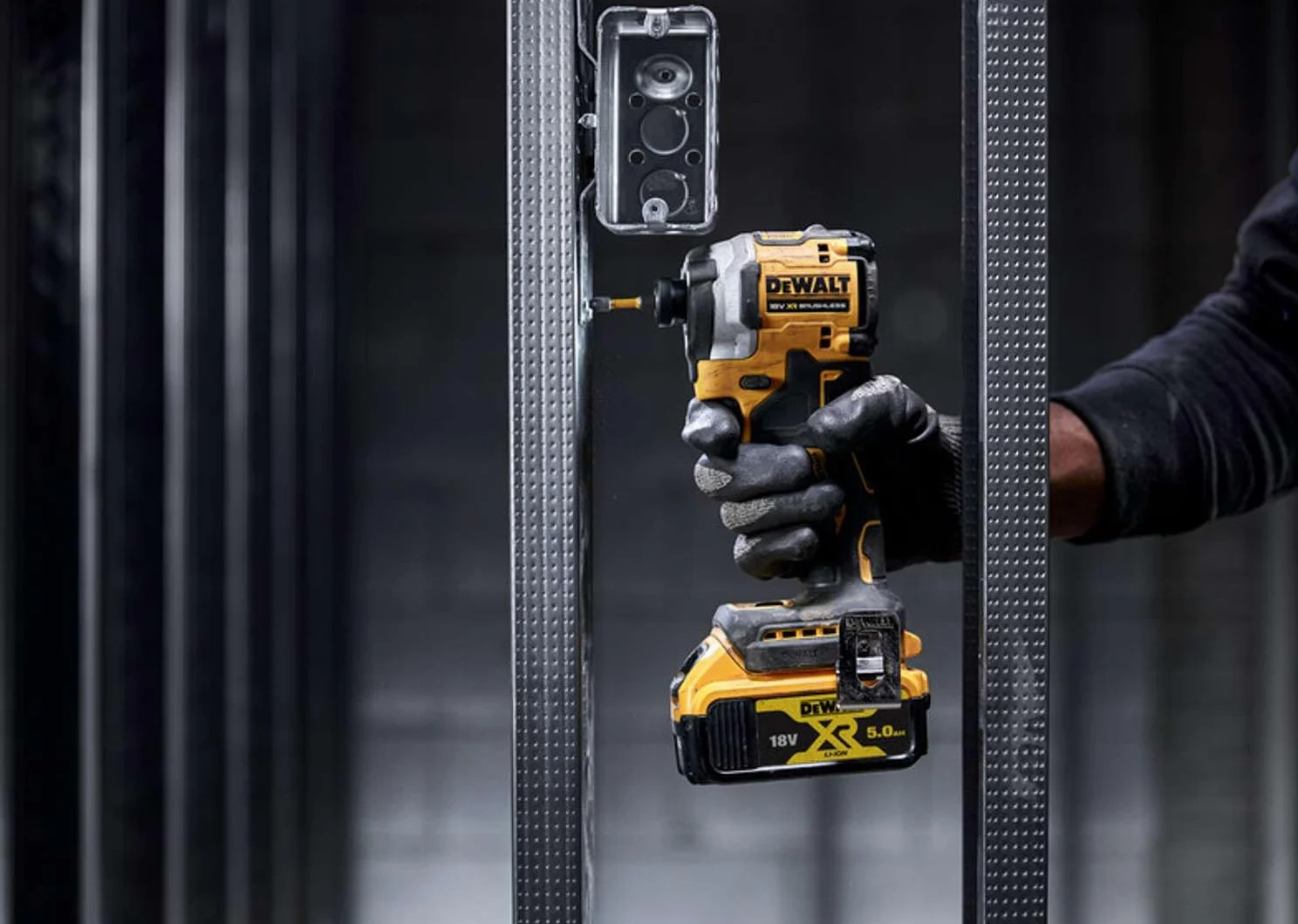 DeWalt Impacto compacto sin escobillas XR 18V 1/4" 205Nm con 2 baterie Li-Ion 5Ah y maletín TSTAK, DCF850P2T-QW