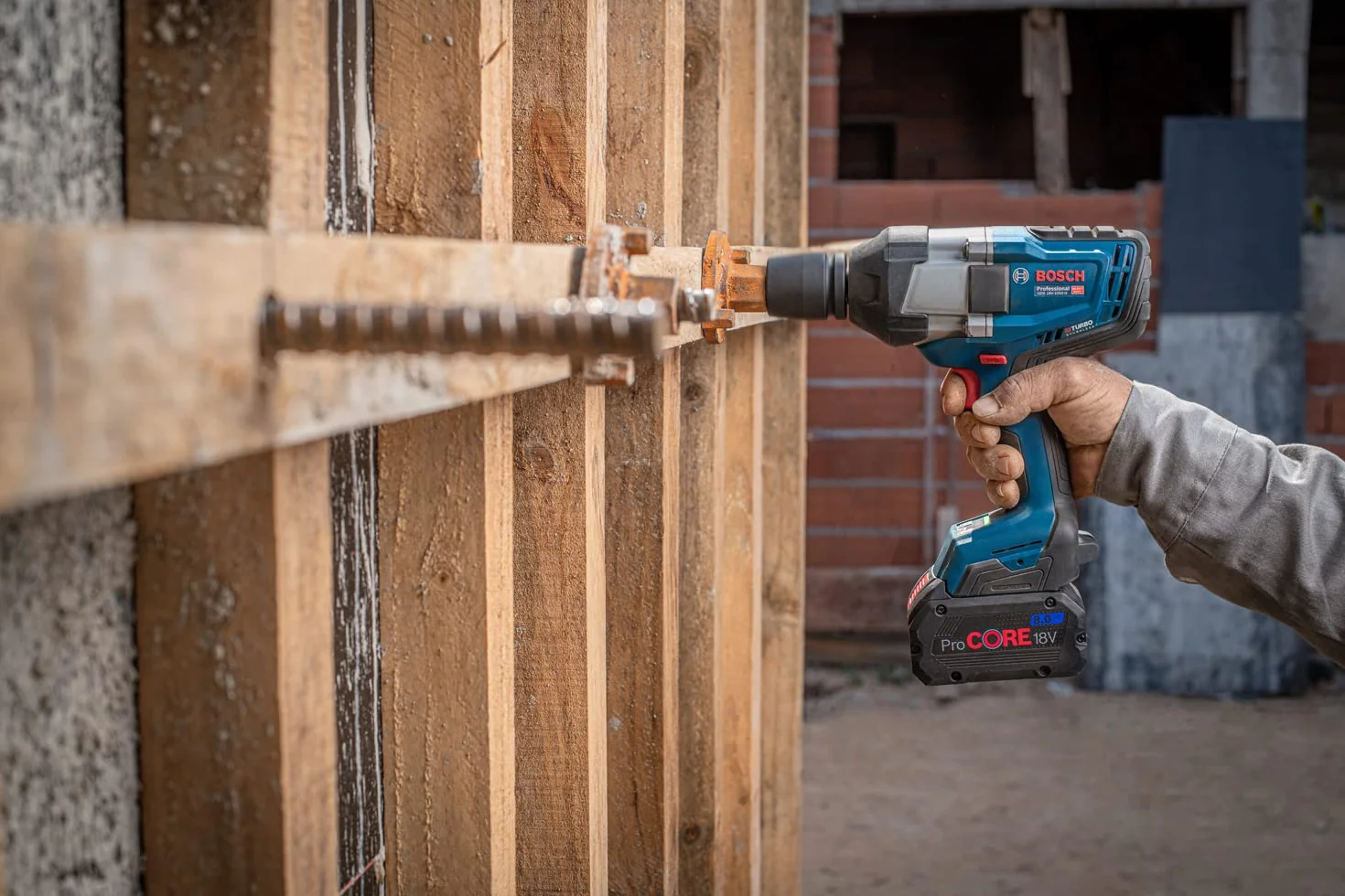 Bosch Professional system 18V: akumulatorowy klucz udarowy BITURBO GDS 18V-1050 H (maksymalny moment obrotowy 1 050 Nm, moment zrywający 1 700 Nm)