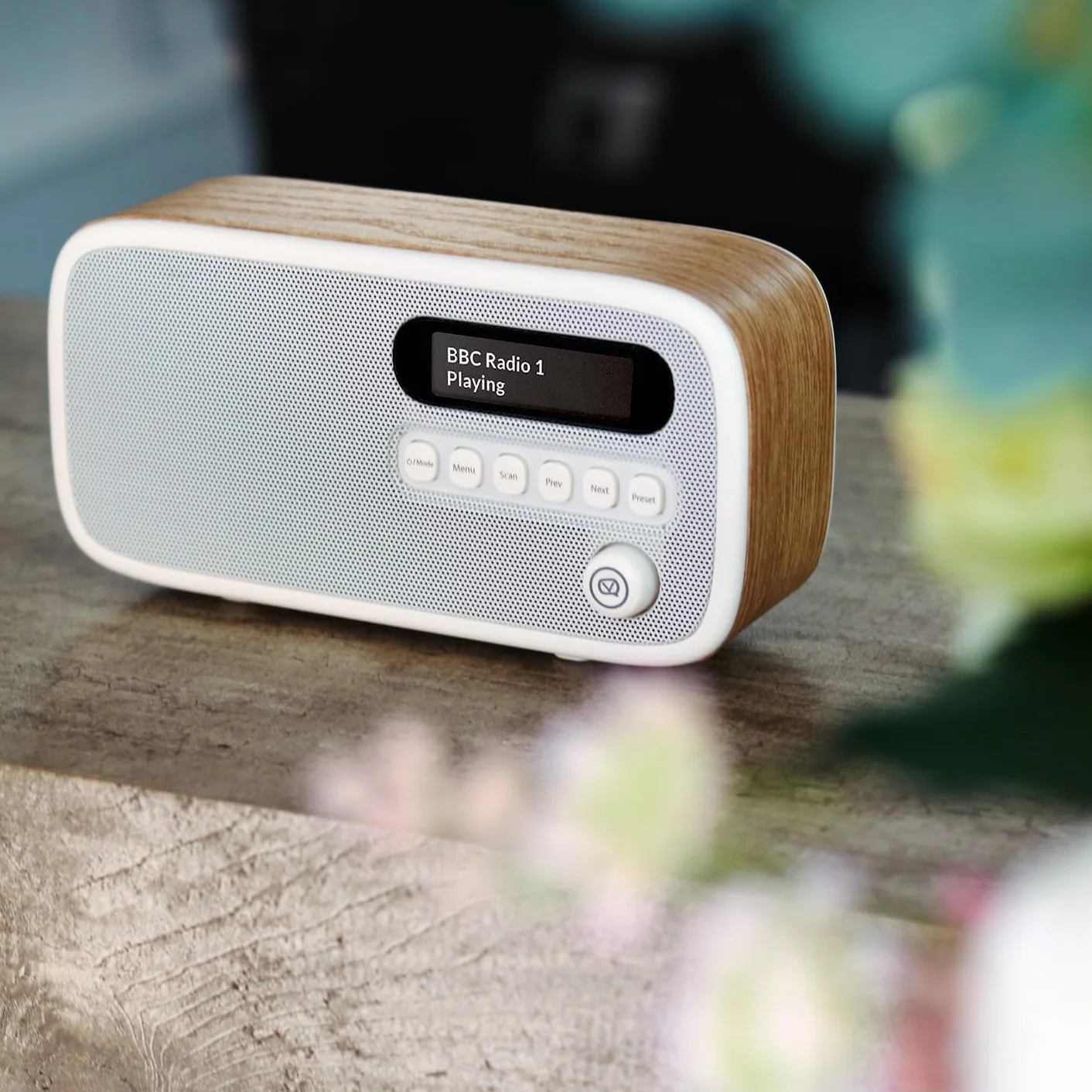 VQ Dexter Radio DAB Plus/DAB z FM, Głośniki Stereo 3W i Wyświetlacz LCD - Zasilane z Prądu i Baterii, Przenośne Radio z 60 Zapamiętanymi Stacjami, Anteną i Gniazdem Słuchawkowym - Dąb
