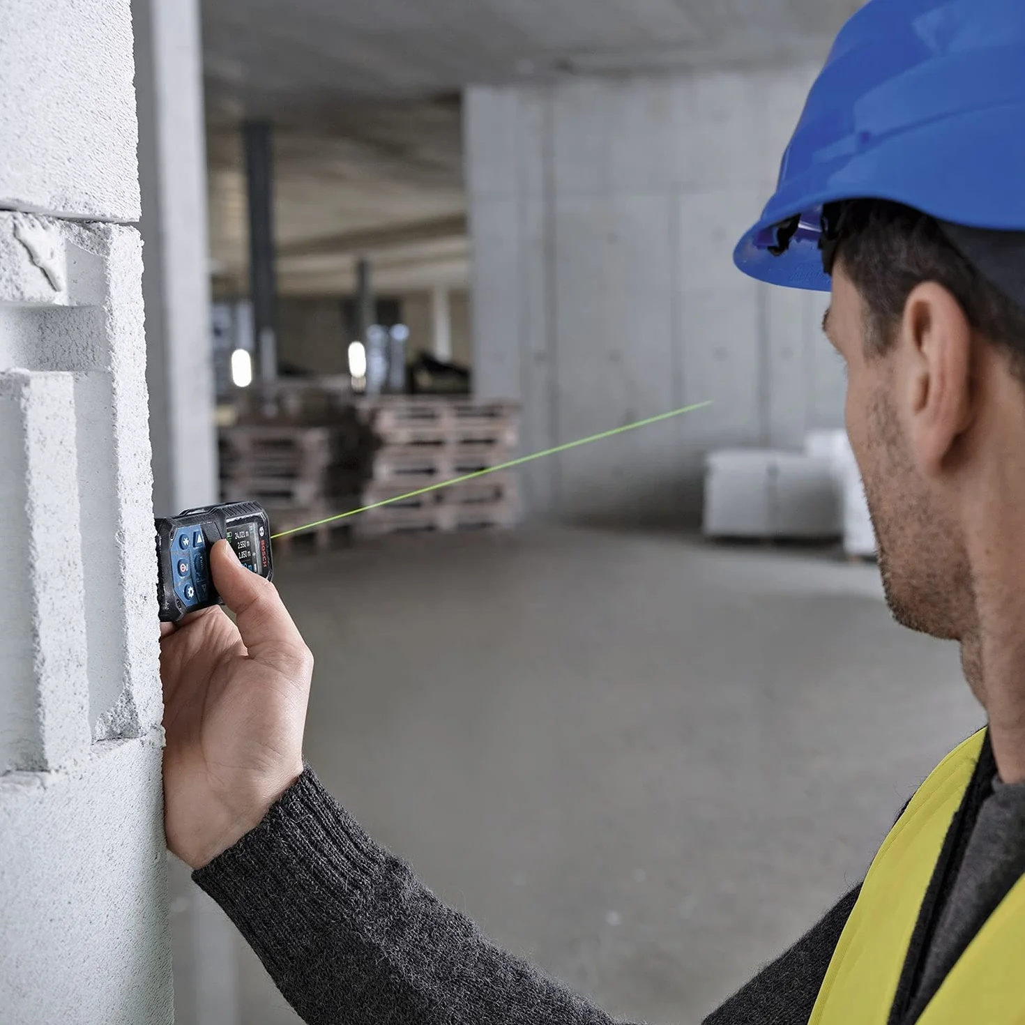Bosch Professional Dalmierz laserowy GLM 50-27 CG + zaczep do paska (zielona wiązka, zasięg: do 50 m, wytrzymały, IP65, Bluetooth, 2 baterie AA, uchwyt na rękę, pokrowiec) – Amazon Exclusive Set